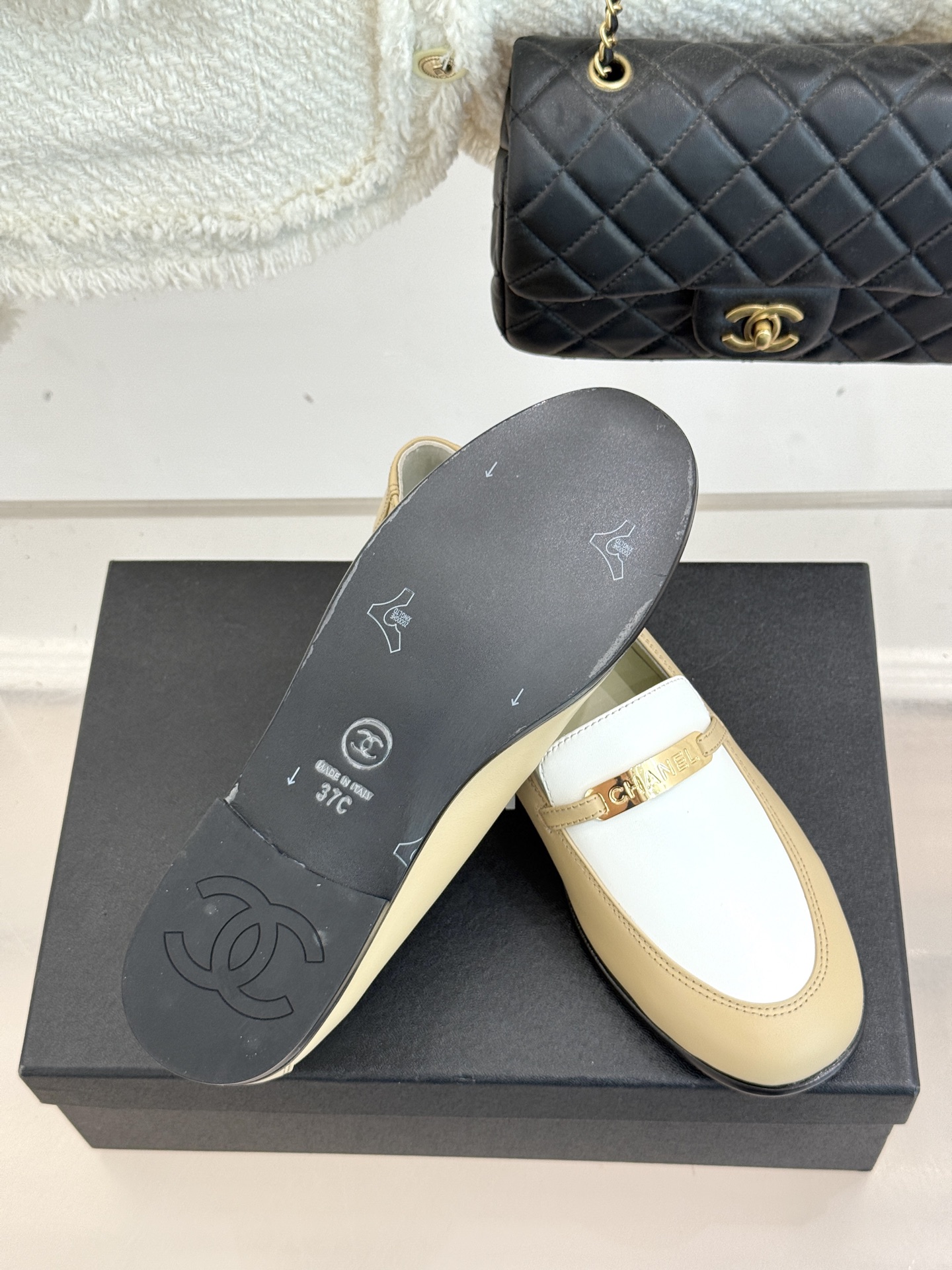 
CHANE*｜小香经典金属扣平底乐福鞋
这款乐福鞋是时尚与舒适的完美邂逅。
简约的鞋型  勾勒出优雅轮