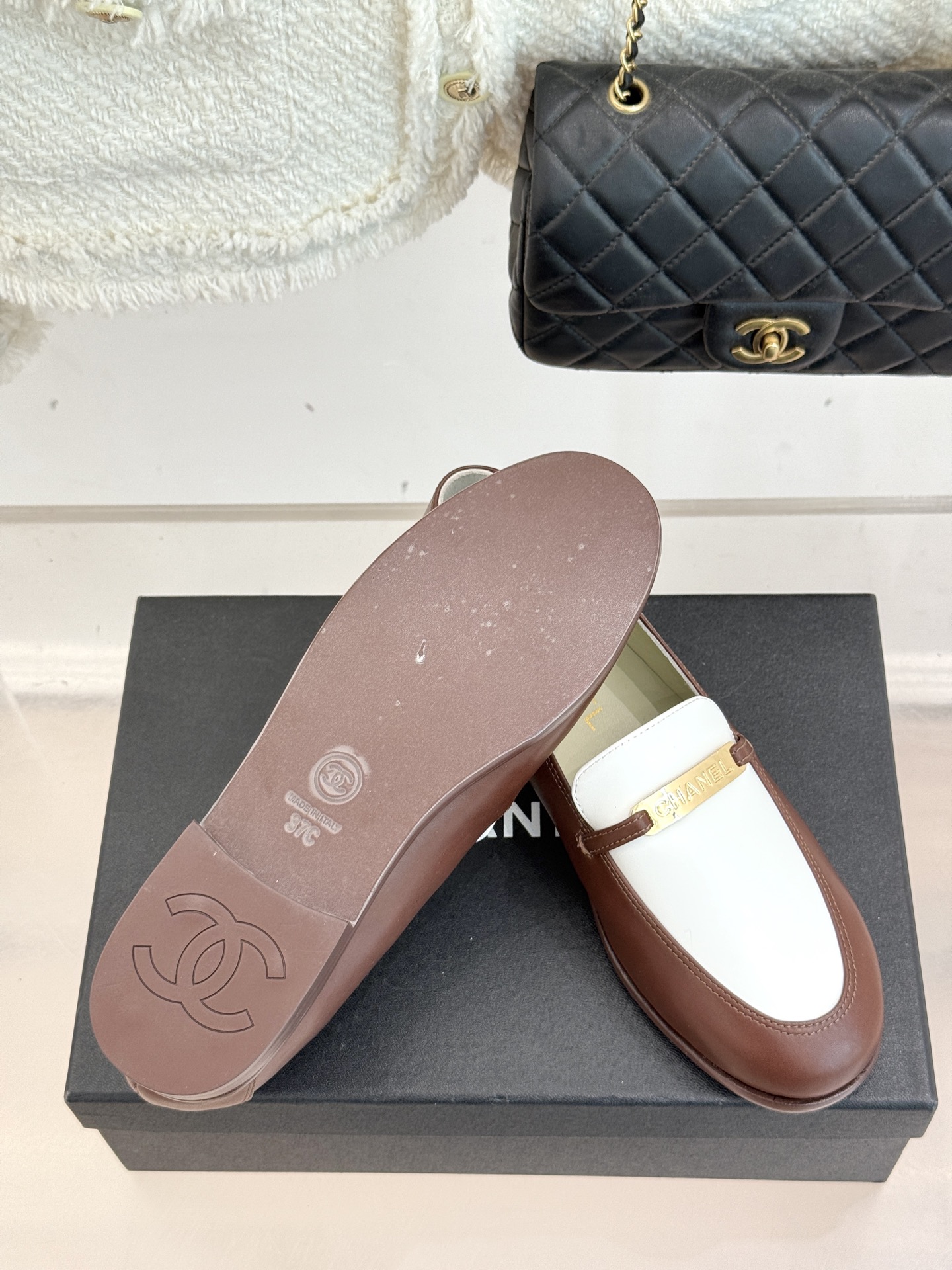 
CHANE*｜小香经典金属扣平底乐福鞋
这款乐福鞋是时尚与舒适的完美邂逅。
简约的鞋型  勾勒出优雅轮