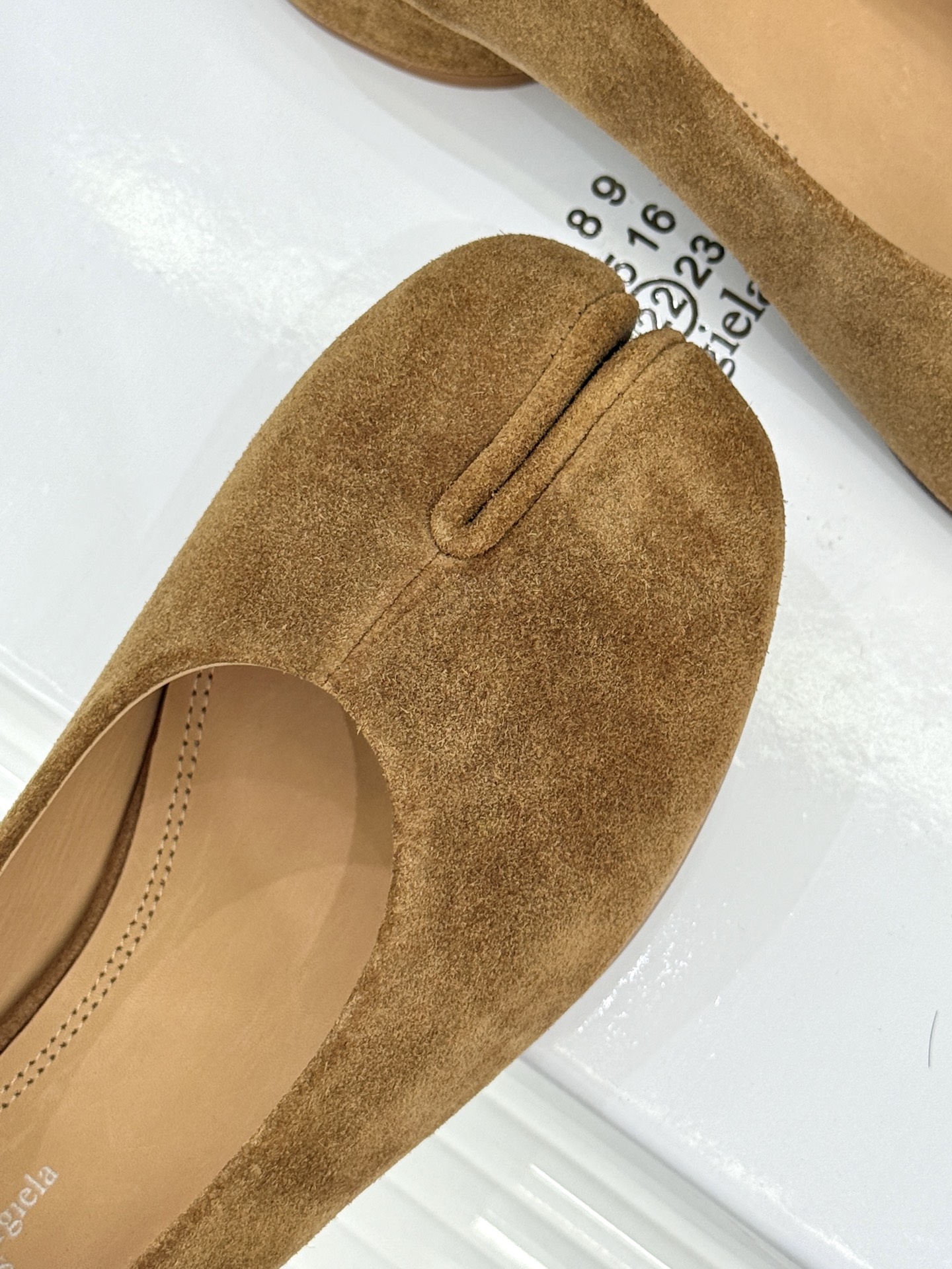 
MaisonMargiela｜MM6马吉拉
复古粗跟芭蕾舞鞋分趾鞋～
刻着“时髦”两字的猪蹄分趾鞋
这