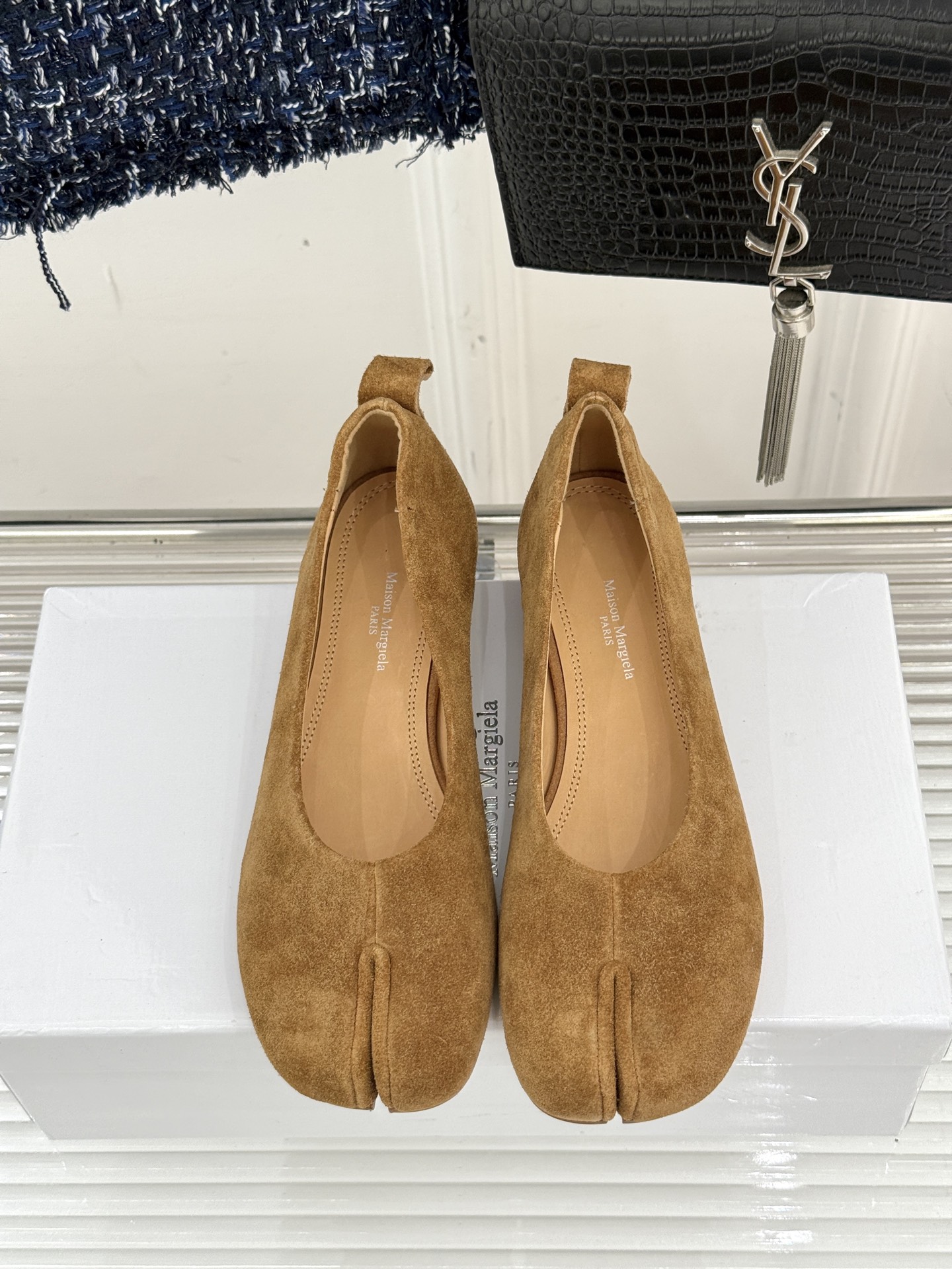 
MaisonMargiela｜MM6马吉拉
复古粗跟芭蕾舞鞋分趾鞋～
刻着“时髦”两字的猪蹄分趾鞋
这