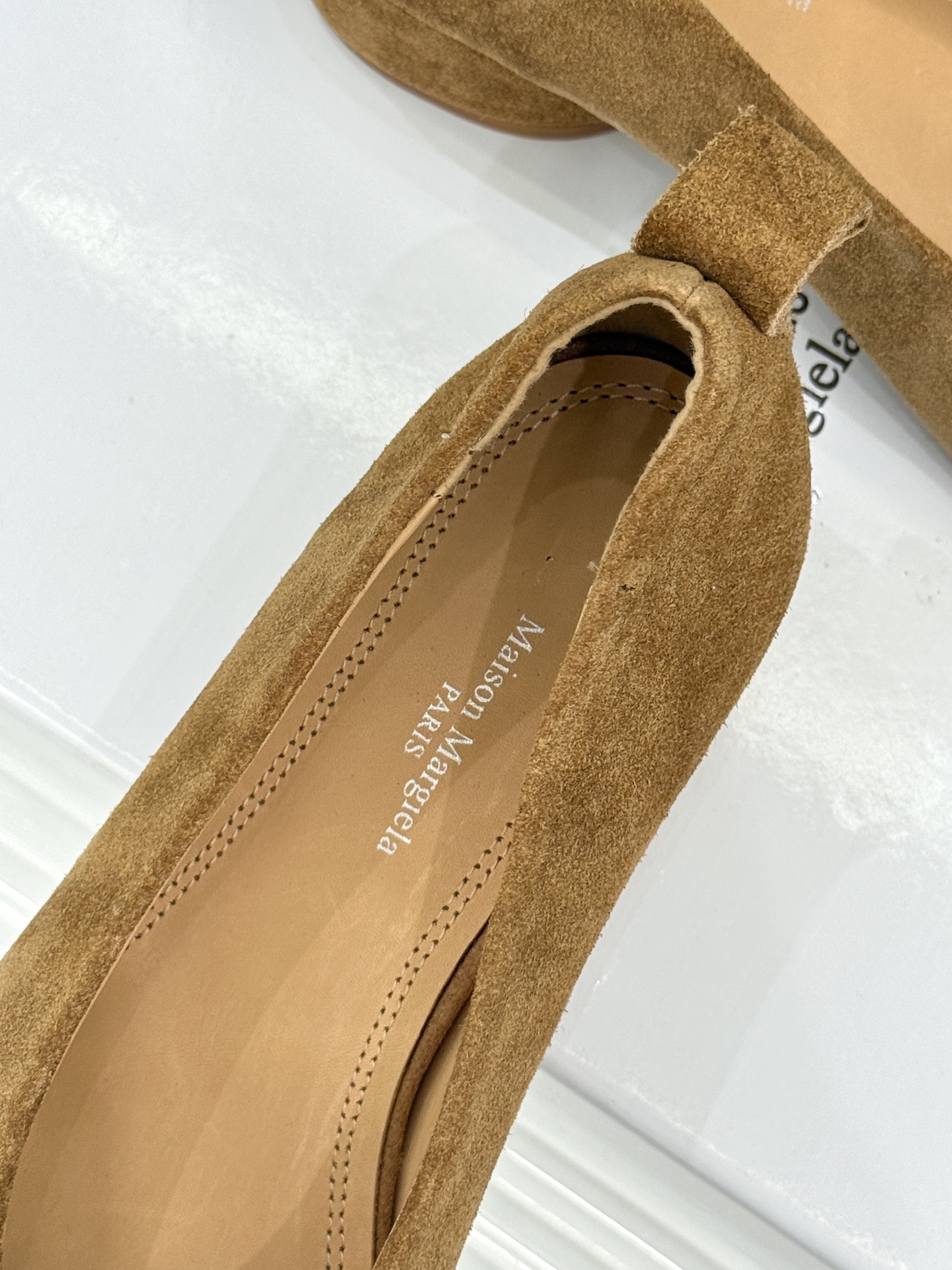 
MaisonMargiela｜MM6马吉拉
复古粗跟芭蕾舞鞋分趾鞋～
刻着“时髦”两字的猪蹄分趾鞋
这