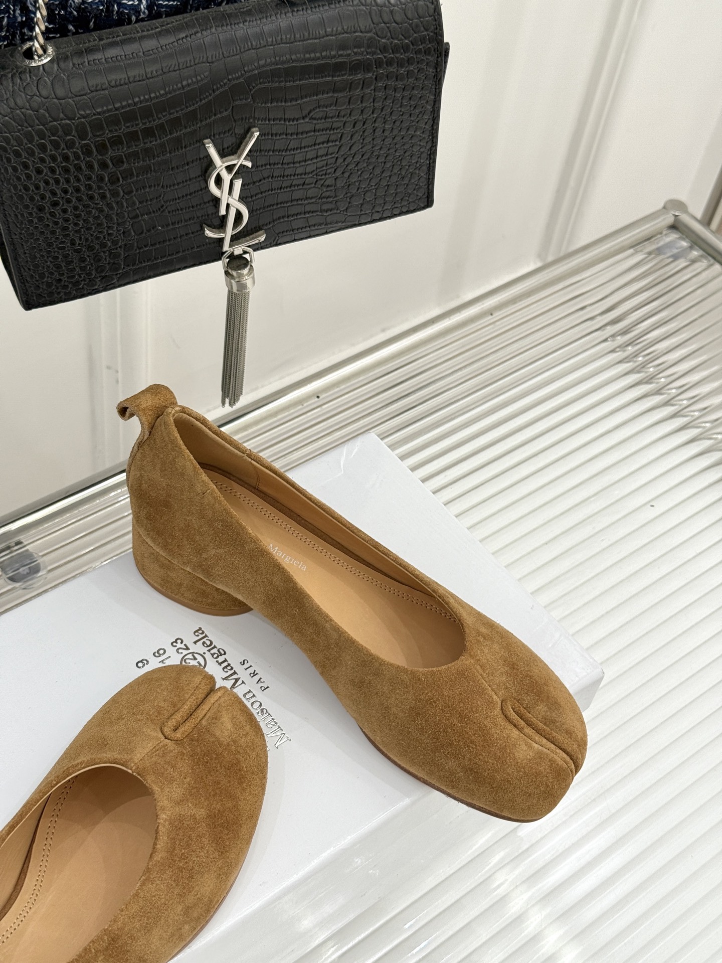
MaisonMargiela｜MM6马吉拉
复古粗跟芭蕾舞鞋分趾鞋～
刻着“时髦”两字的猪蹄分趾鞋
这