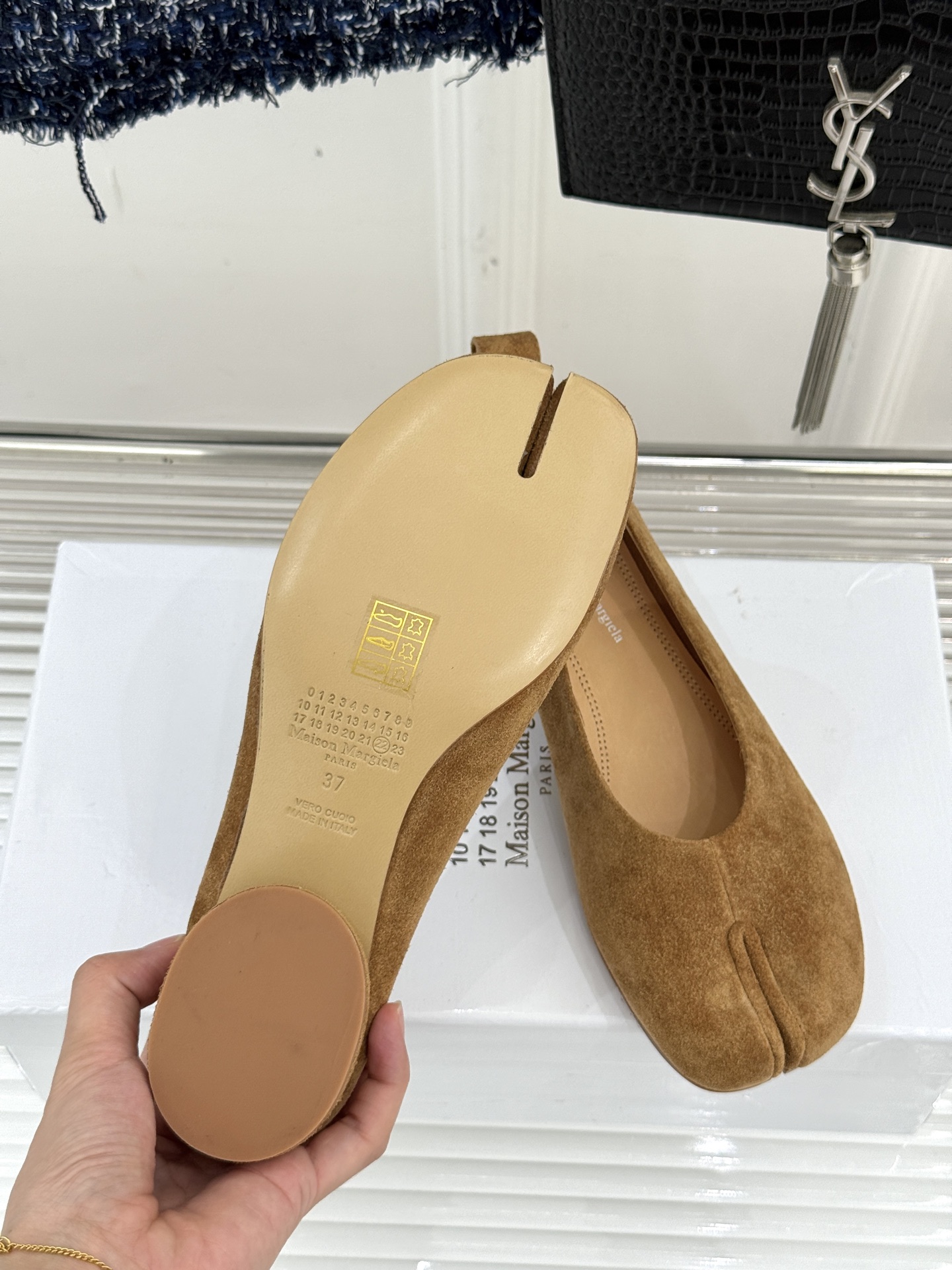
MaisonMargiela｜MM6马吉拉
复古粗跟芭蕾舞鞋分趾鞋～
刻着“时髦”两字的猪蹄分趾鞋
这