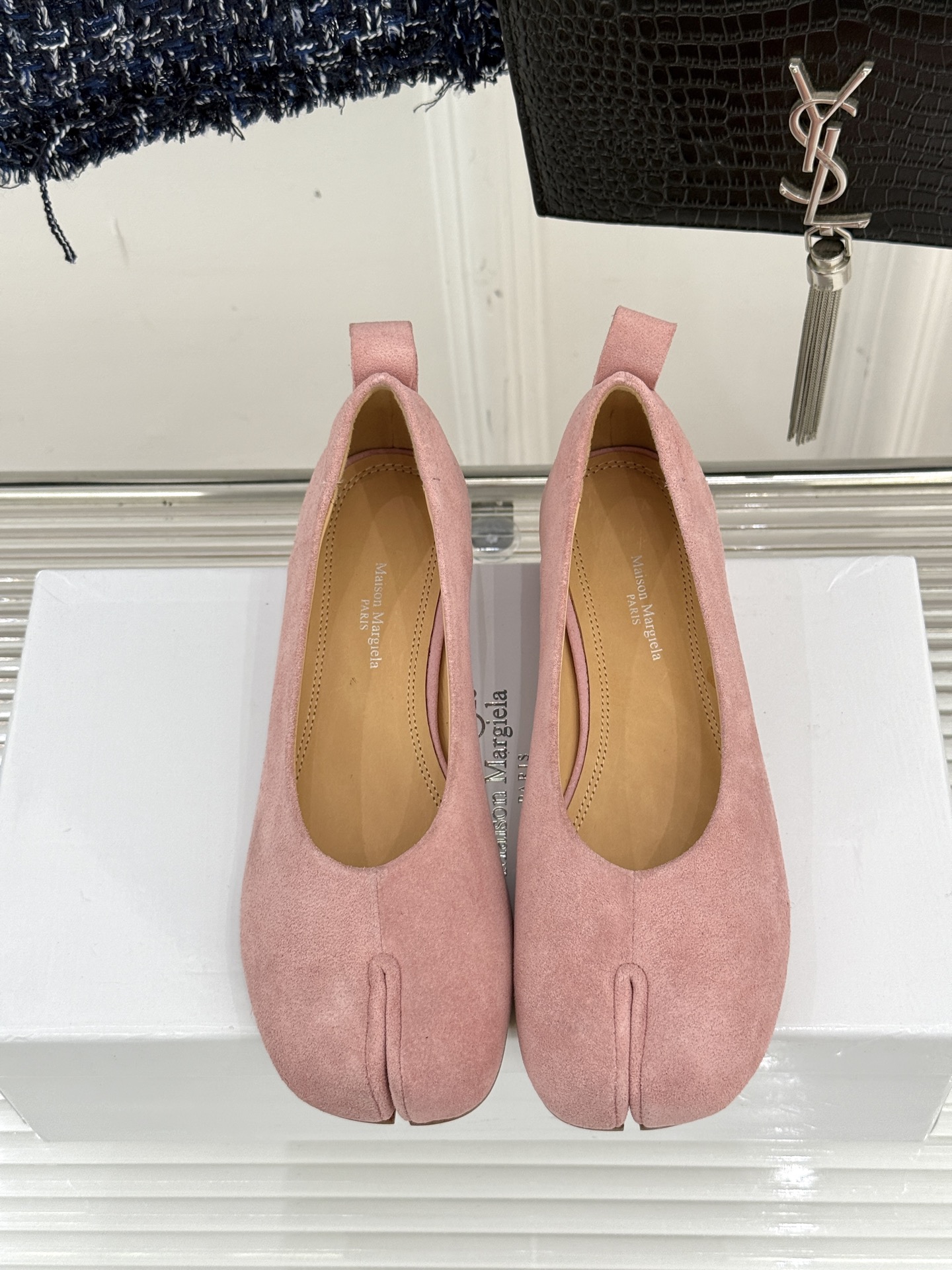 
MaisonMargiela｜MM6马吉拉
复古粗跟芭蕾舞鞋分趾鞋～
刻着“时髦”两字的猪蹄分趾鞋
这