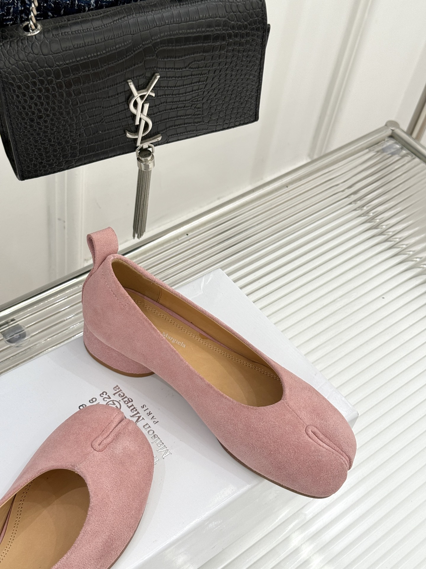 
MaisonMargiela｜MM6马吉拉
复古粗跟芭蕾舞鞋分趾鞋～
刻着“时髦”两字的猪蹄分趾鞋
这