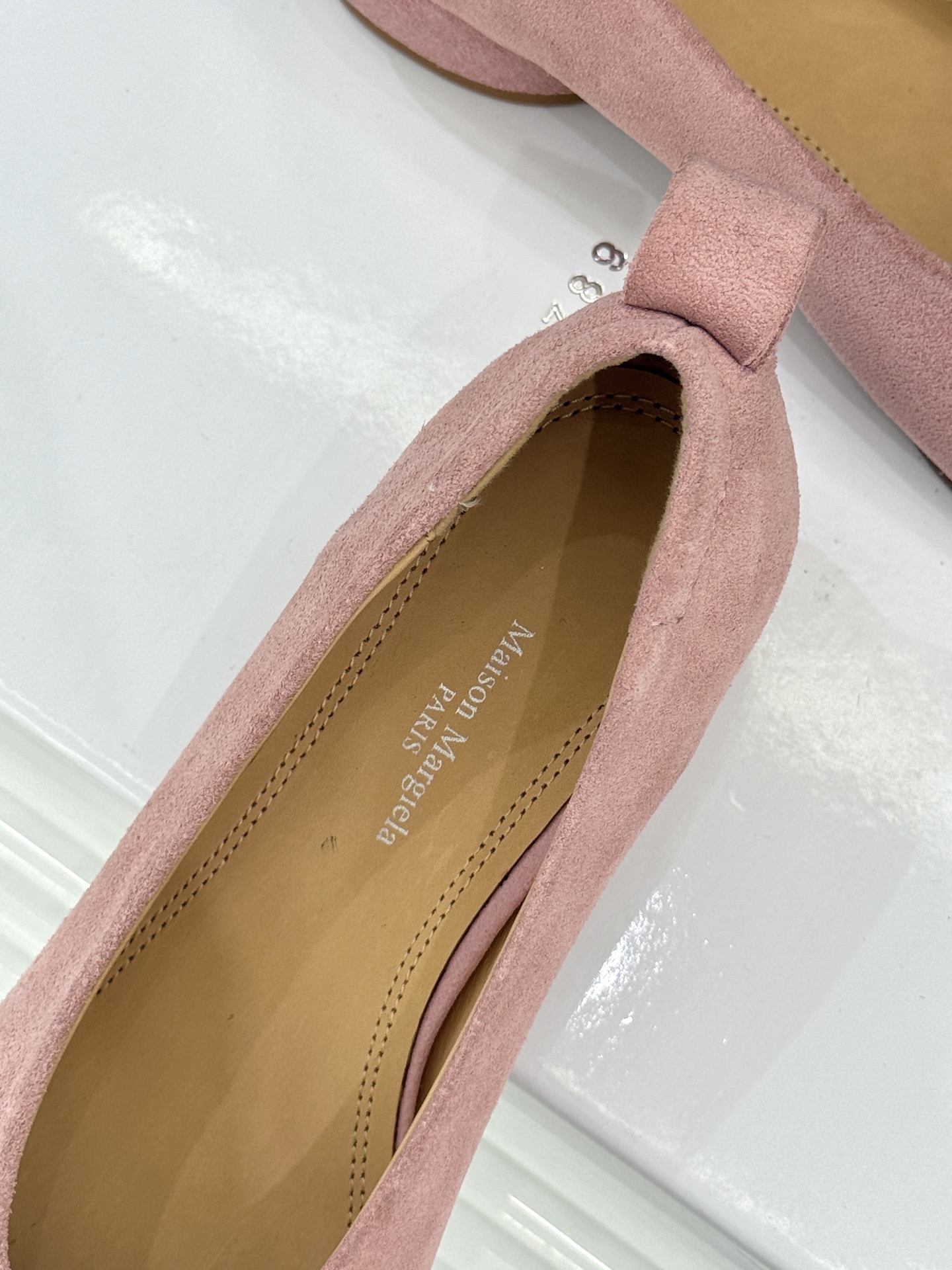 
MaisonMargiela｜MM6马吉拉
复古粗跟芭蕾舞鞋分趾鞋～
刻着“时髦”两字的猪蹄分趾鞋
这