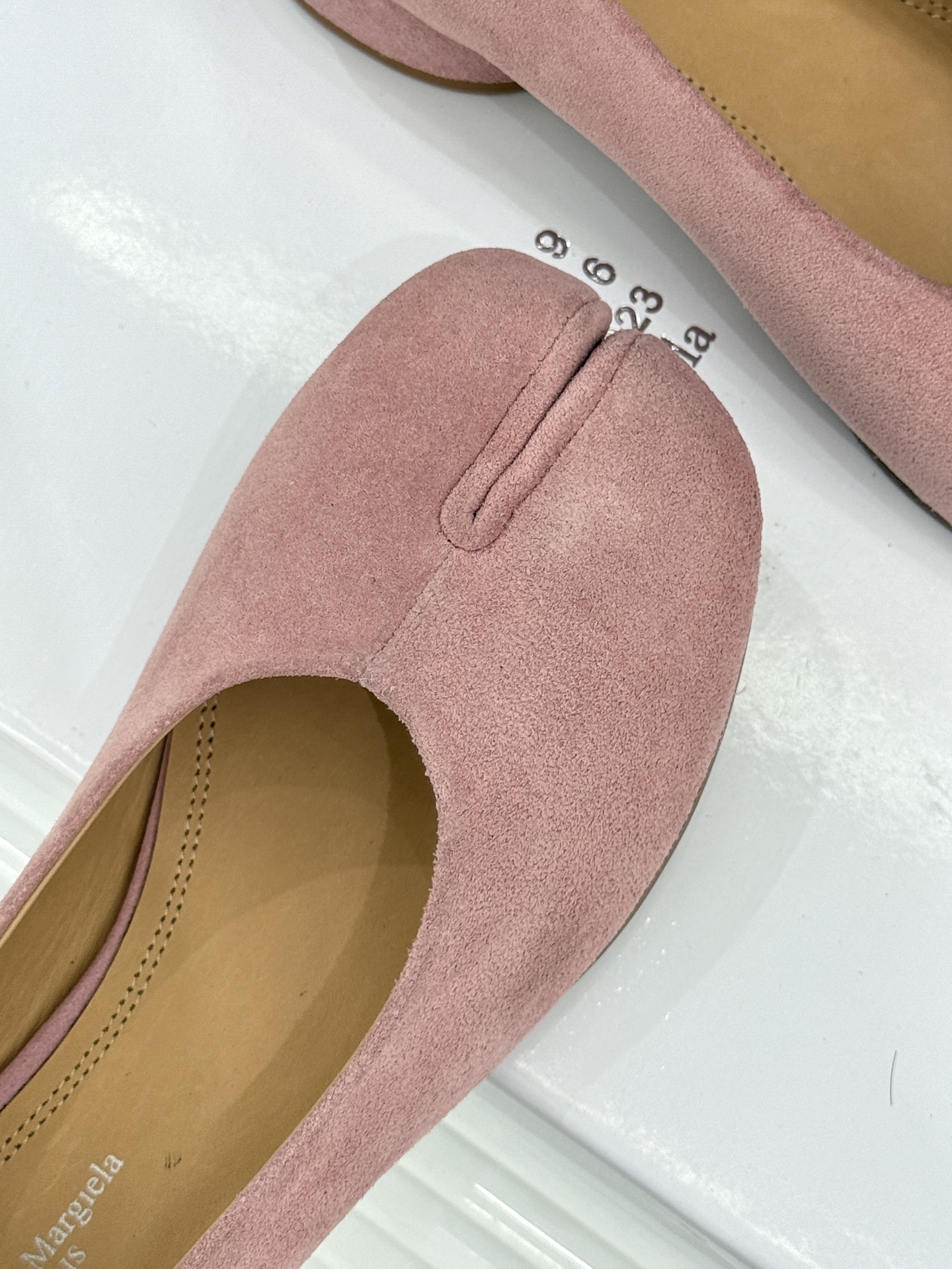 
MaisonMargiela｜MM6马吉拉
复古粗跟芭蕾舞鞋分趾鞋～
刻着“时髦”两字的猪蹄分趾鞋
这