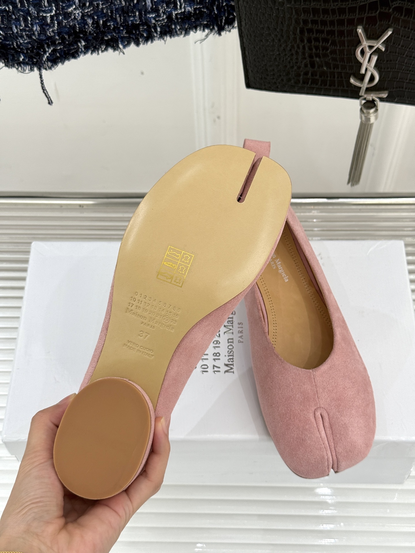 
MaisonMargiela｜MM6马吉拉
复古粗跟芭蕾舞鞋分趾鞋～
刻着“时髦”两字的猪蹄分趾鞋
这