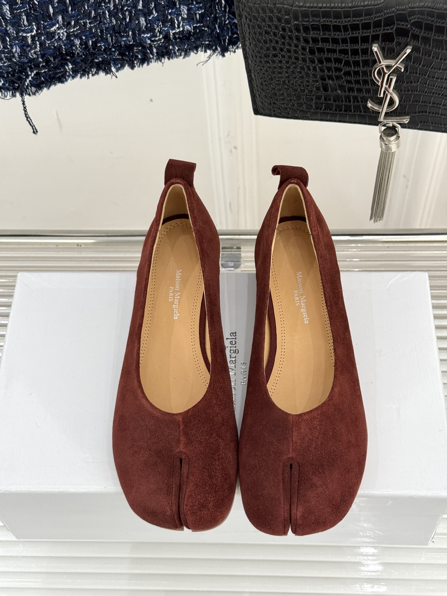 
MaisonMargiela｜MM6马吉拉
复古粗跟芭蕾舞鞋分趾鞋～
刻着“时髦”两字的猪蹄分趾鞋
这