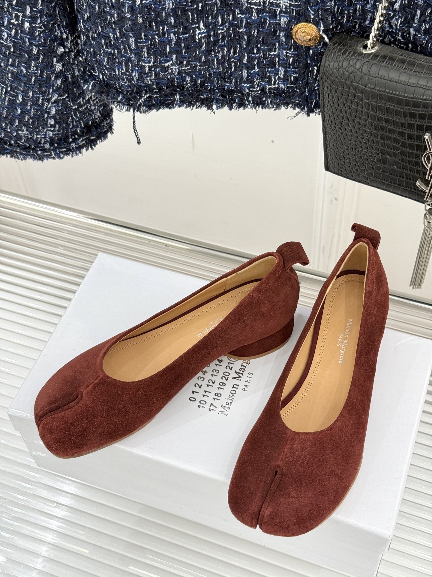 
MaisonMargiela｜MM6马吉拉
复古粗跟芭蕾舞鞋分趾鞋～
刻着“时髦”两字的猪蹄分趾鞋
这