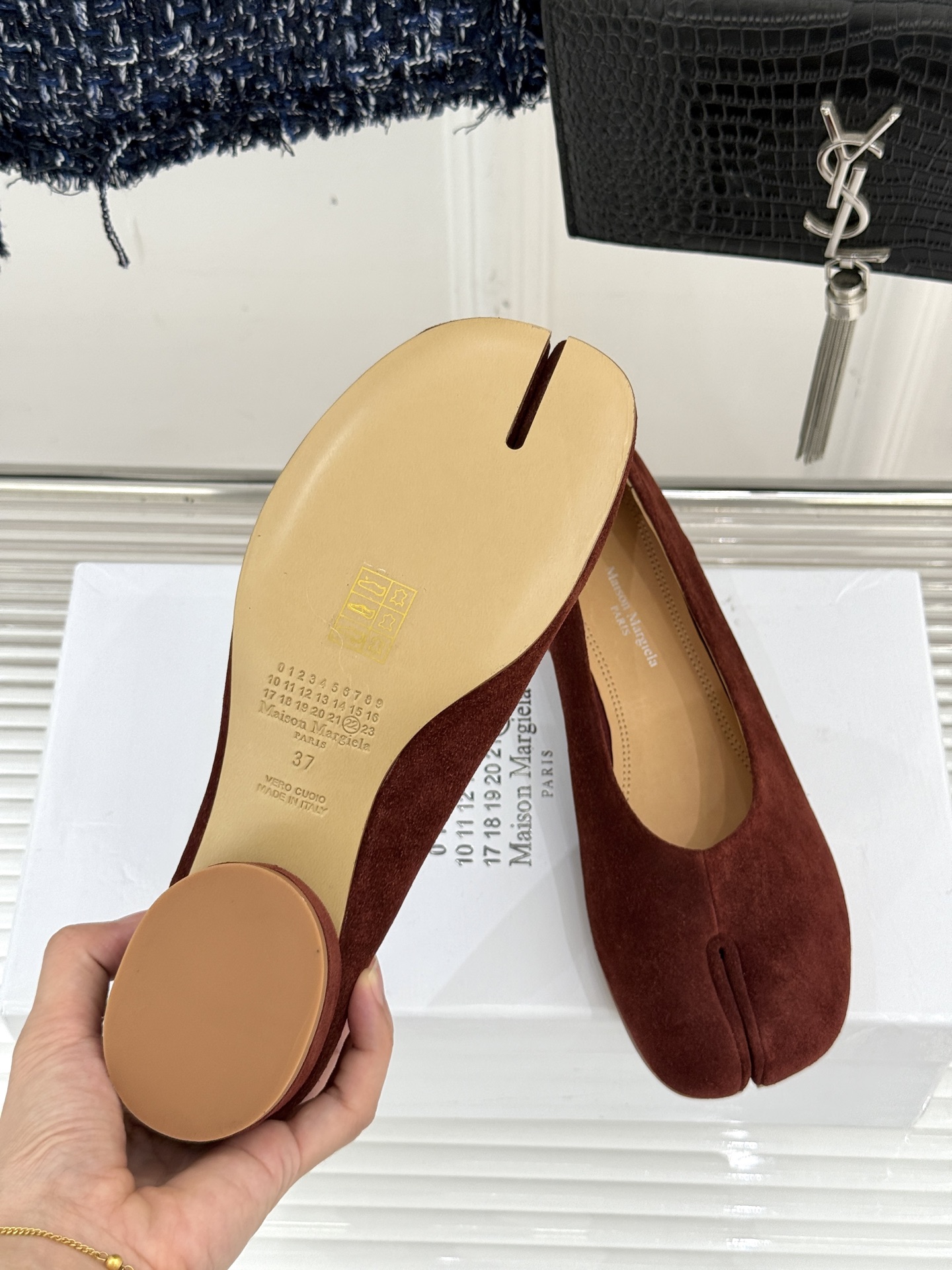 
MaisonMargiela｜MM6马吉拉
复古粗跟芭蕾舞鞋分趾鞋～
刻着“时髦”两字的猪蹄分趾鞋
这