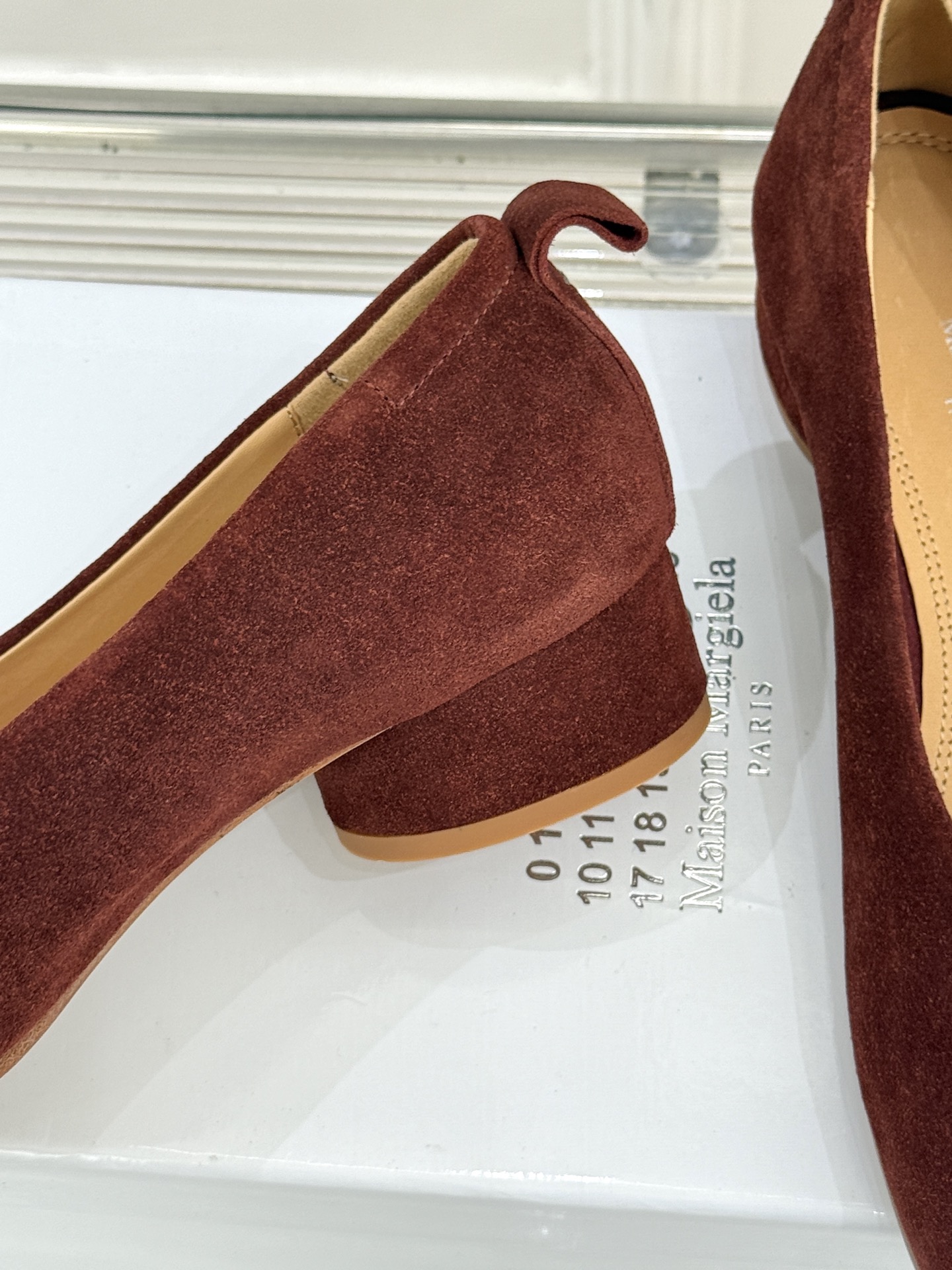 
MaisonMargiela｜MM6马吉拉
复古粗跟芭蕾舞鞋分趾鞋～
刻着“时髦”两字的猪蹄分趾鞋
这