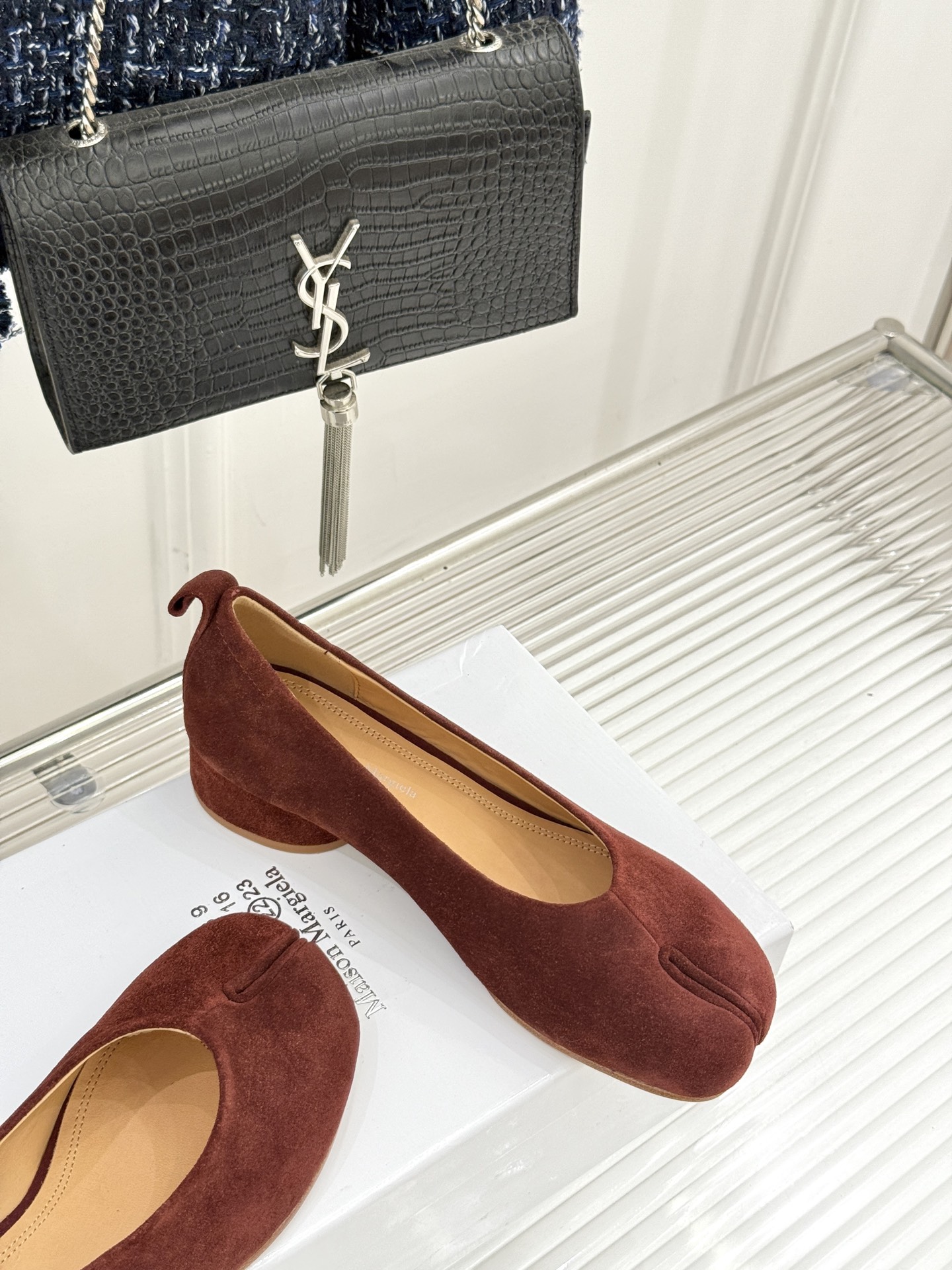 
MaisonMargiela｜MM6马吉拉
复古粗跟芭蕾舞鞋分趾鞋～
刻着“时髦”两字的猪蹄分趾鞋
这