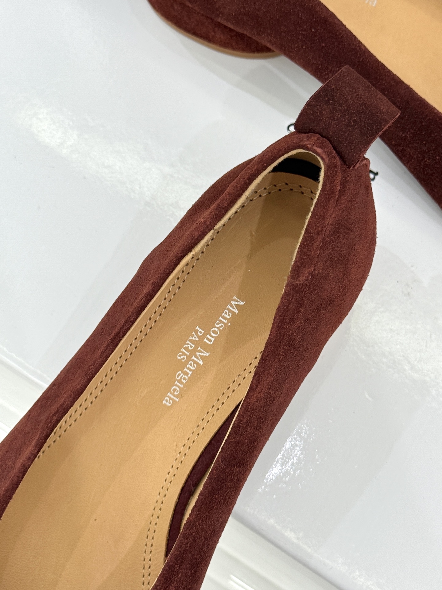 
MaisonMargiela｜MM6马吉拉
复古粗跟芭蕾舞鞋分趾鞋～
刻着“时髦”两字的猪蹄分趾鞋
这