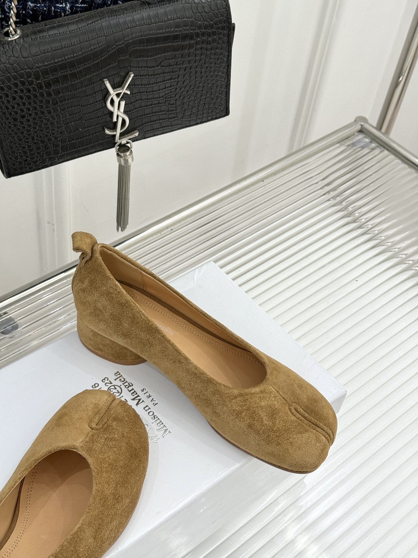 
MaisonMargiela｜MM6马吉拉
复古粗跟芭蕾舞鞋分趾鞋～
刻着“时髦”两字的猪蹄分趾鞋
这