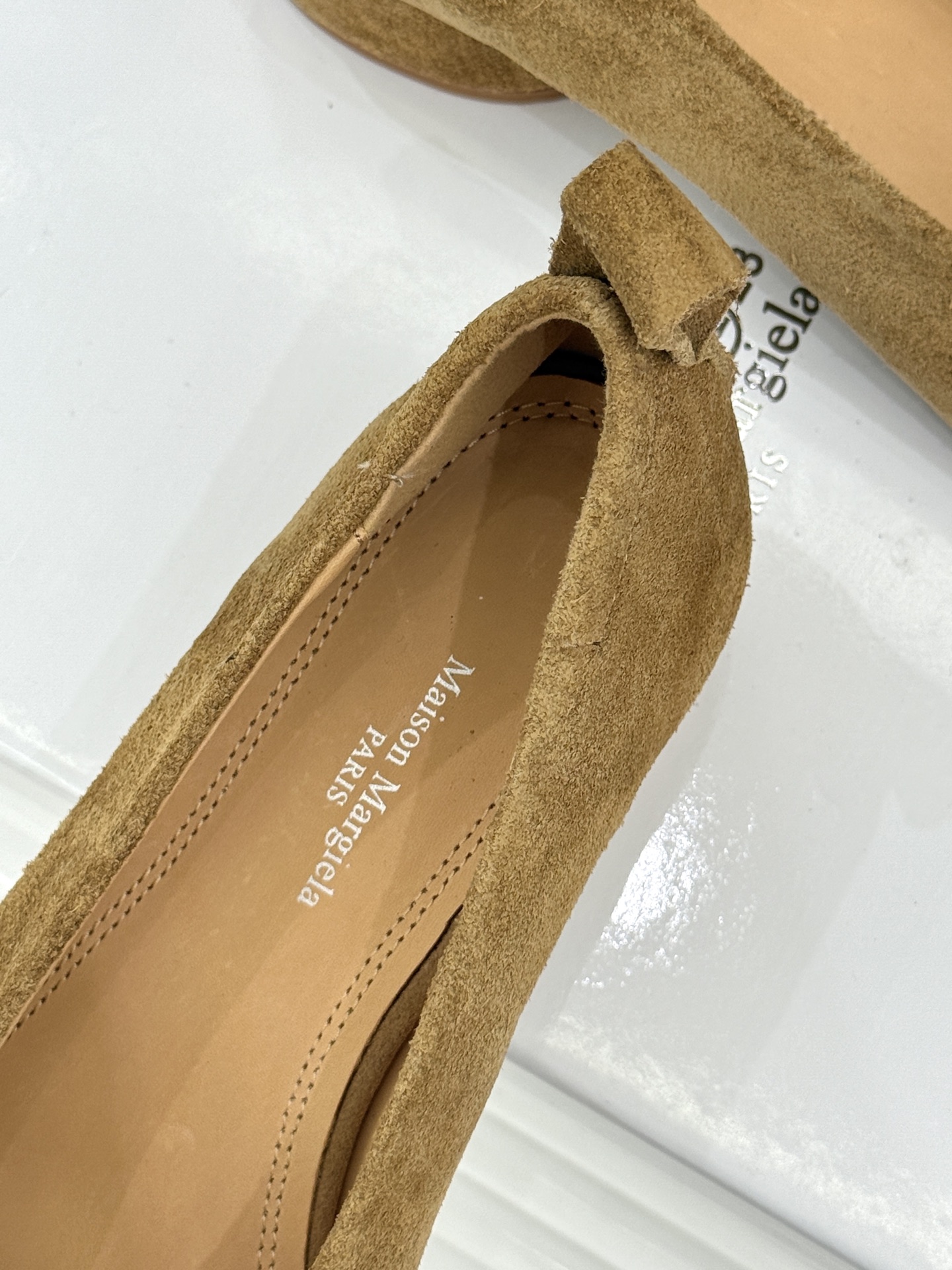 
MaisonMargiela｜MM6马吉拉
复古粗跟芭蕾舞鞋分趾鞋～
刻着“时髦”两字的猪蹄分趾鞋
这