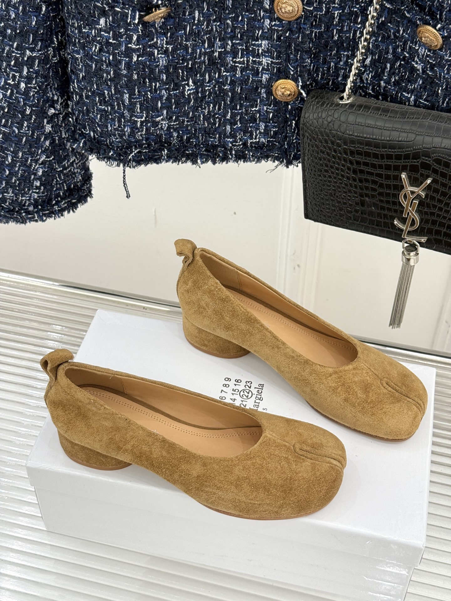 
MaisonMargiela｜MM6马吉拉
复古粗跟芭蕾舞鞋分趾鞋～
刻着“时髦”两字的猪蹄分趾鞋
这