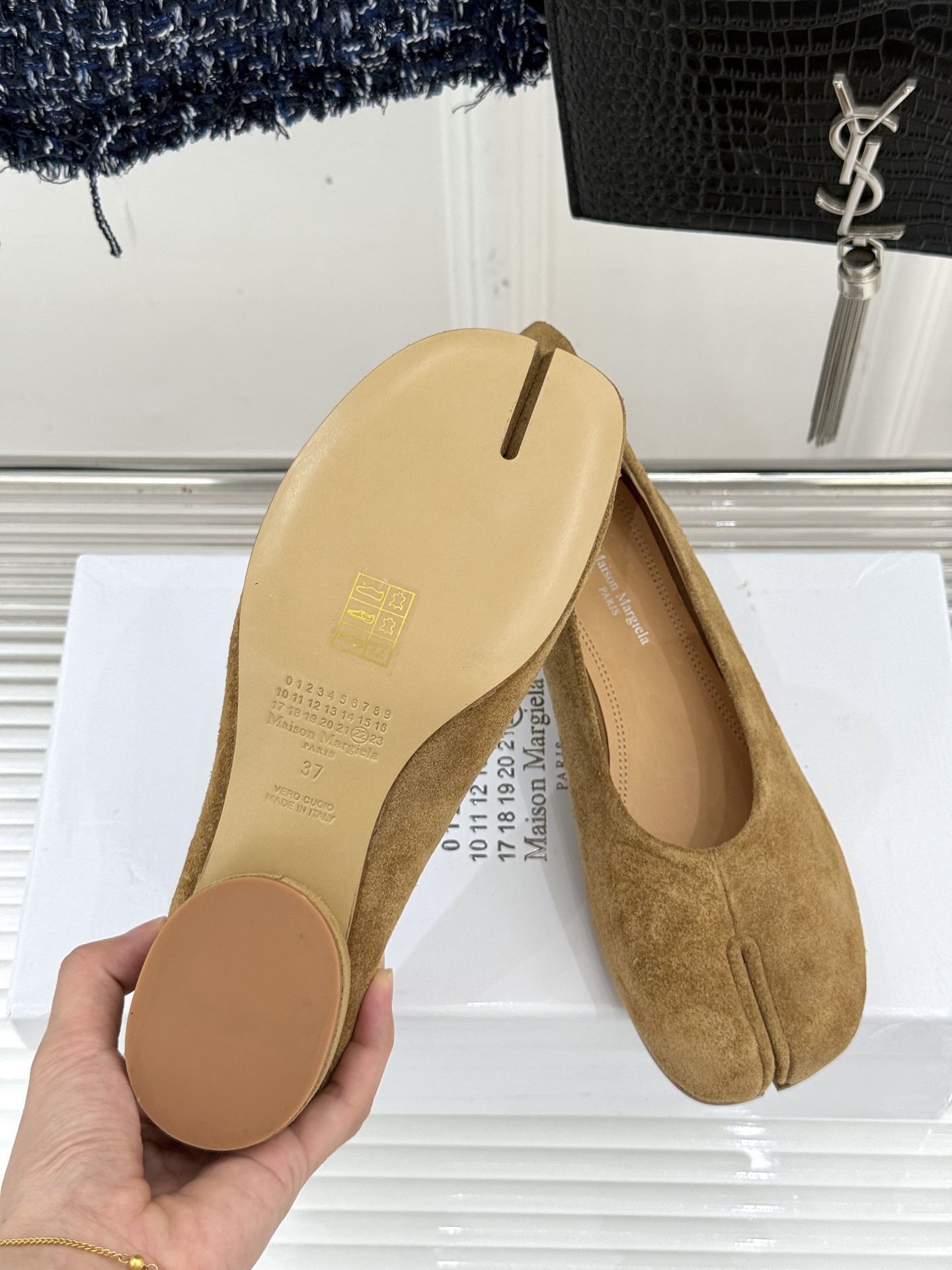
MaisonMargiela｜MM6马吉拉
复古粗跟芭蕾舞鞋分趾鞋～
刻着“时髦”两字的猪蹄分趾鞋
这