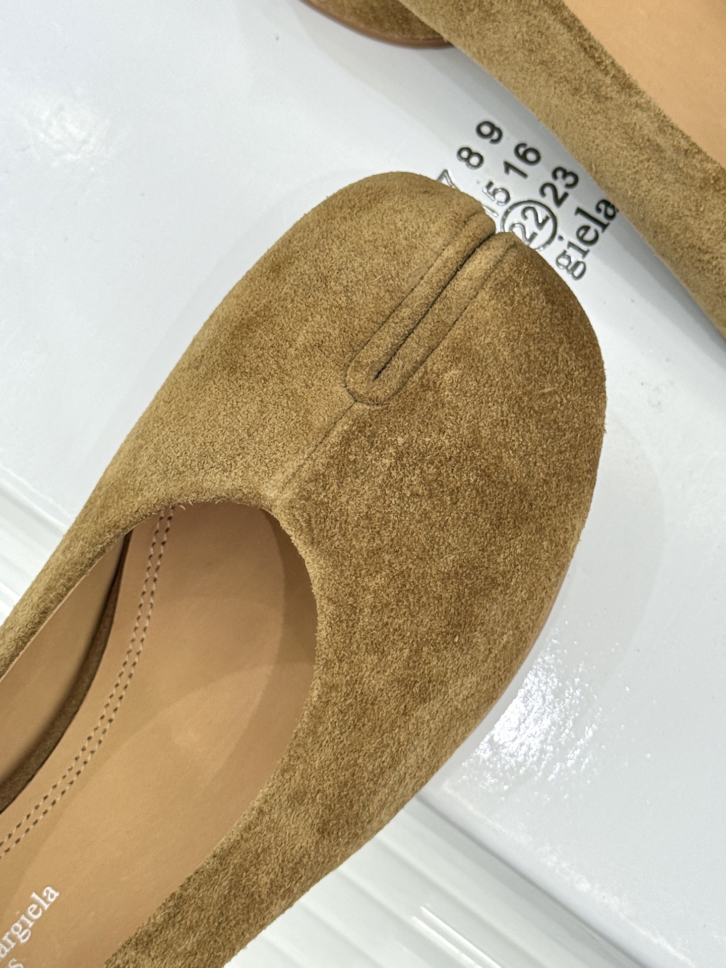 
MaisonMargiela｜MM6马吉拉
复古粗跟芭蕾舞鞋分趾鞋～
刻着“时髦”两字的猪蹄分趾鞋
这