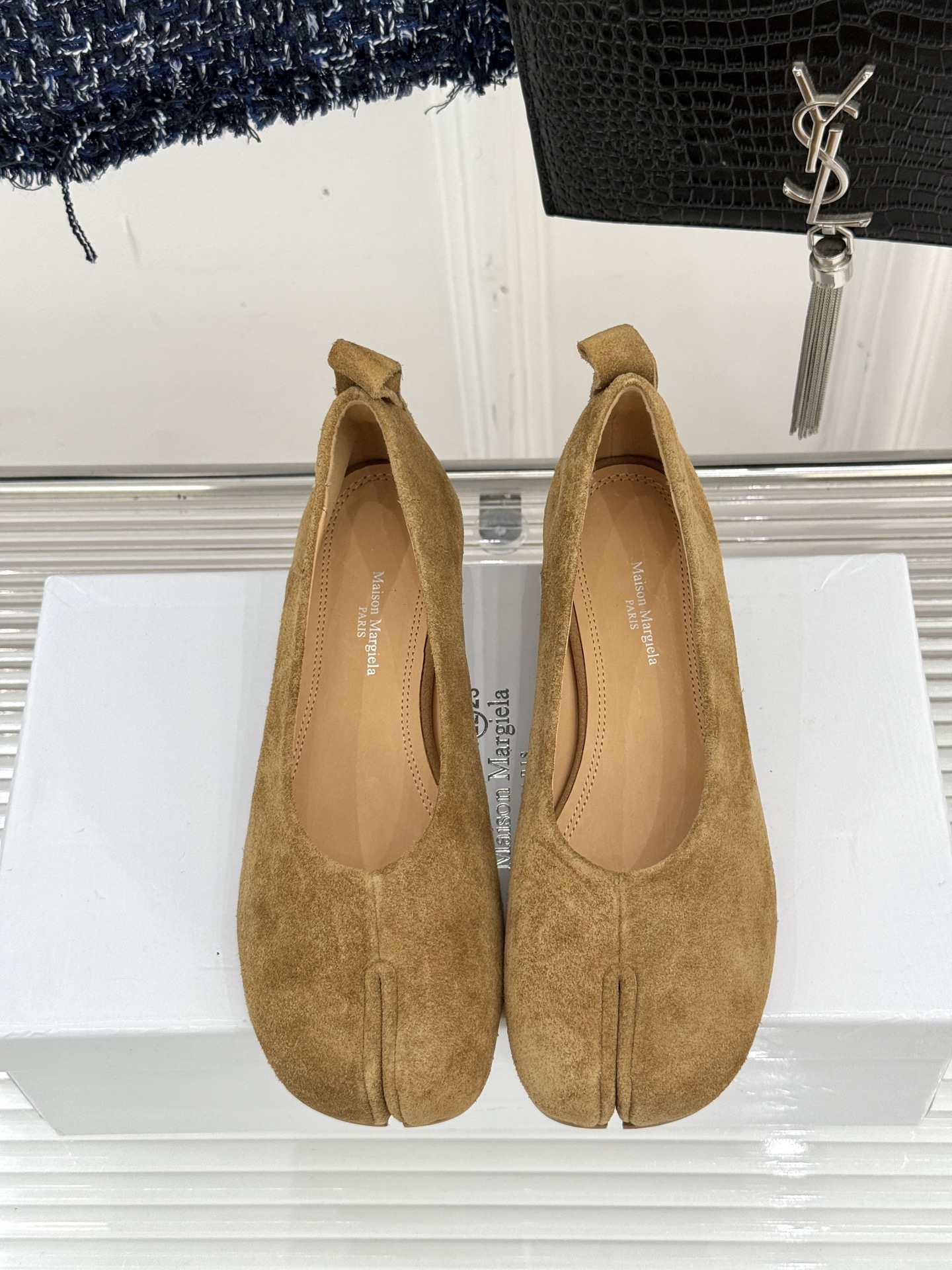 
MaisonMargiela｜MM6马吉拉
复古粗跟芭蕾舞鞋分趾鞋～
刻着“时髦”两字的猪蹄分趾鞋
这