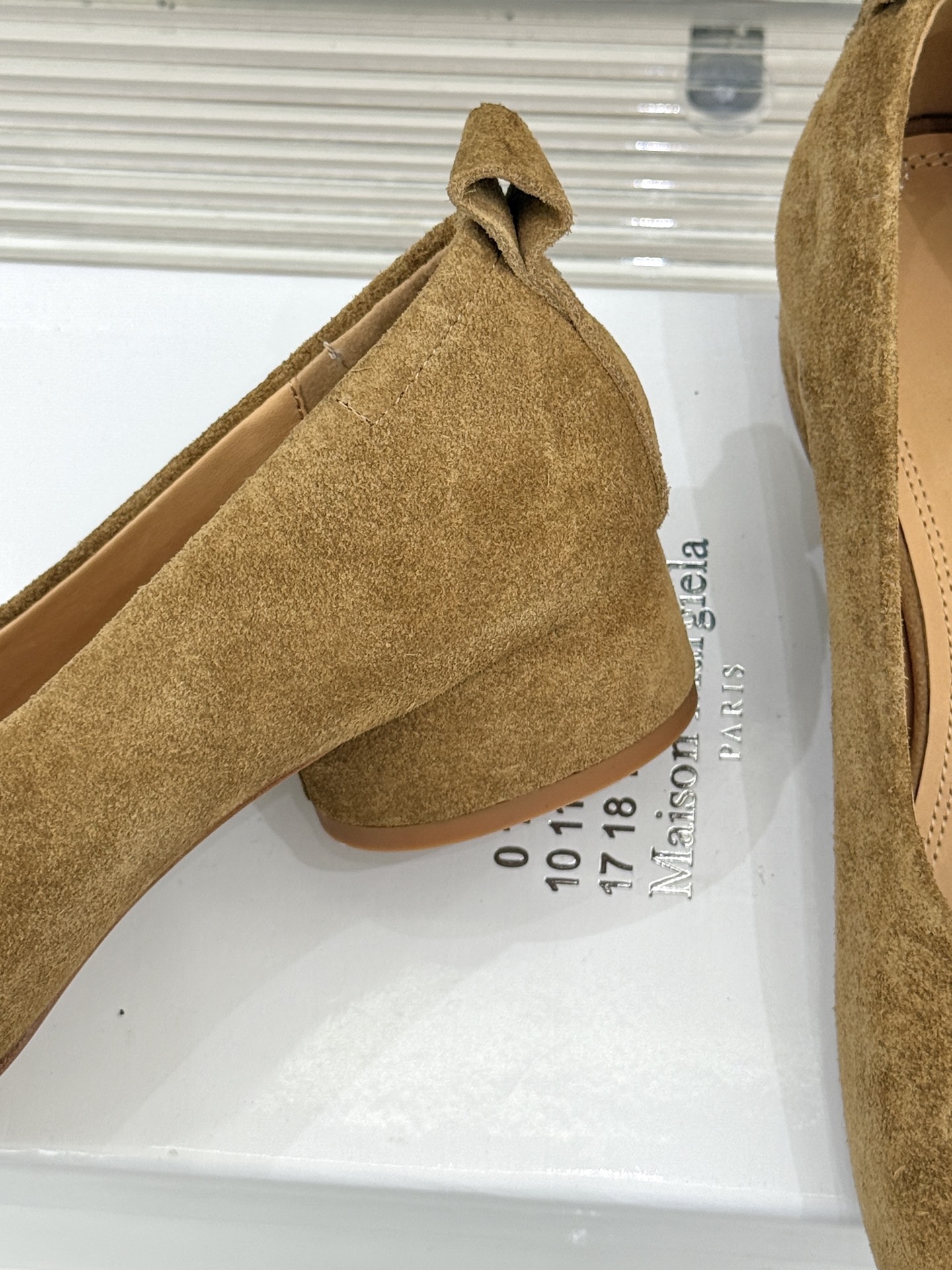
MaisonMargiela｜MM6马吉拉
复古粗跟芭蕾舞鞋分趾鞋～
刻着“时髦”两字的猪蹄分趾鞋
这