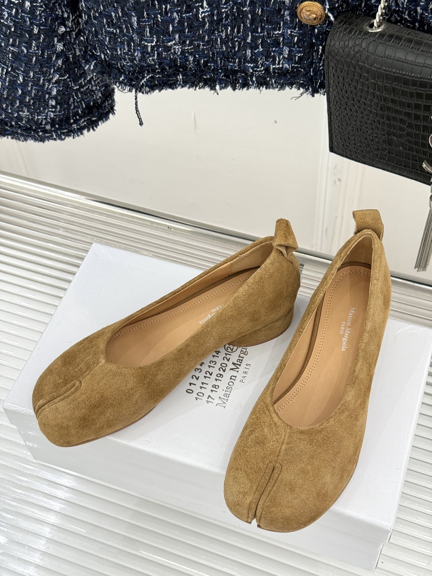 
MaisonMargiela｜MM6马吉拉
复古粗跟芭蕾舞鞋分趾鞋～
刻着“时髦”两字的猪蹄分趾鞋
这