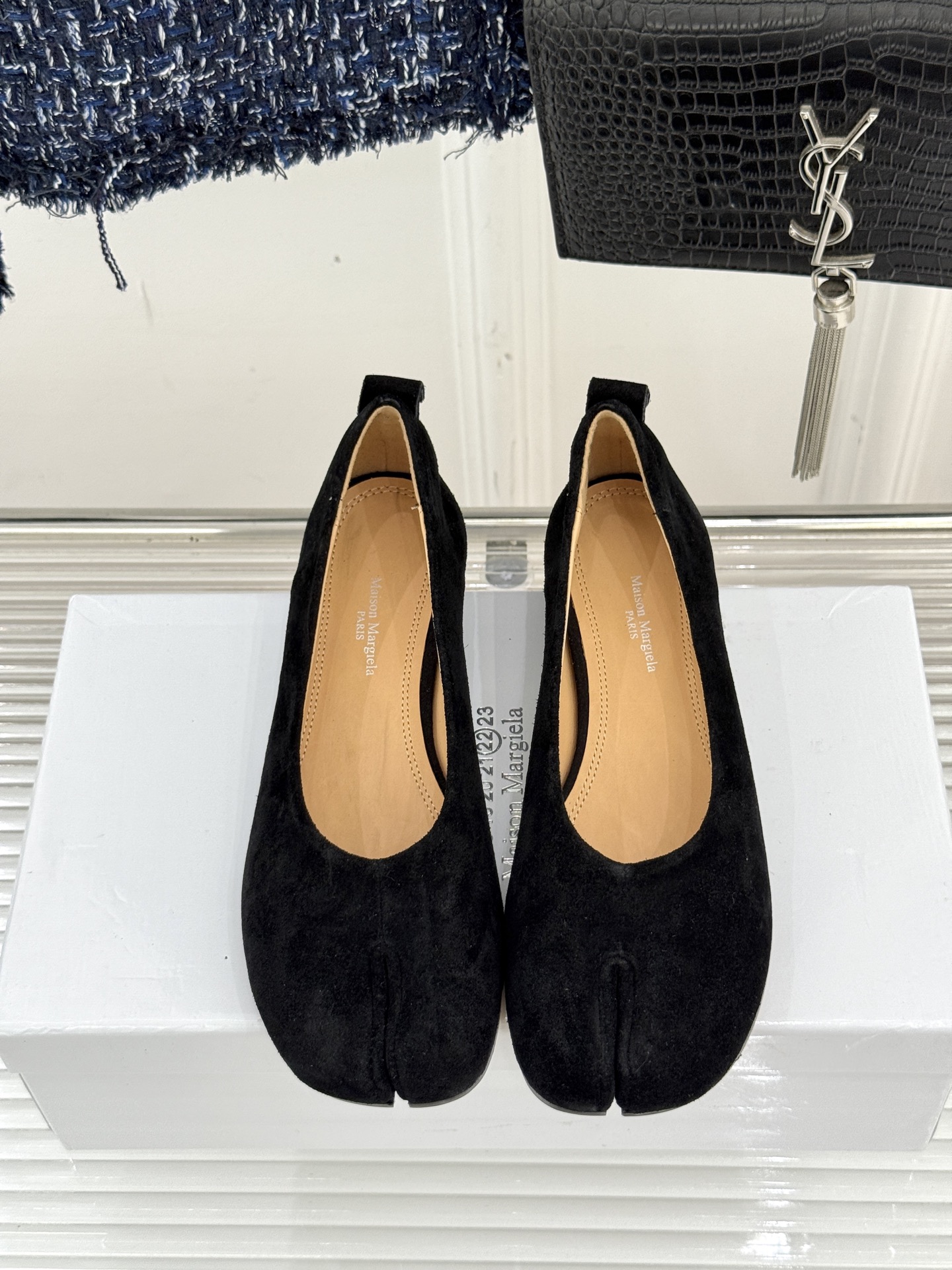 
MaisonMargiela｜MM6马吉拉
复古粗跟芭蕾舞鞋分趾鞋～
刻着“时髦”两字的猪蹄分趾鞋
这