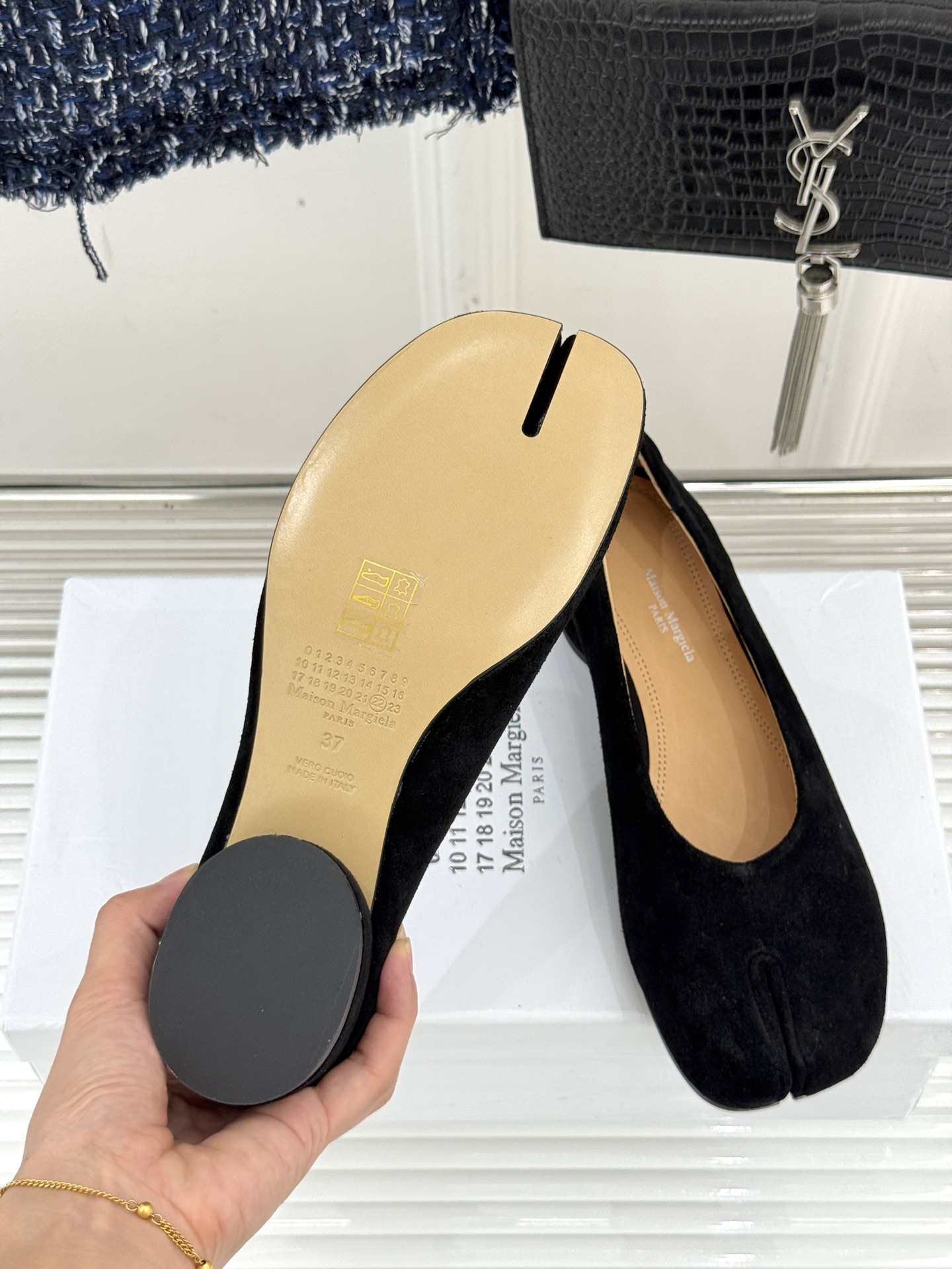 
MaisonMargiela｜MM6马吉拉
复古粗跟芭蕾舞鞋分趾鞋～
刻着“时髦”两字的猪蹄分趾鞋
这