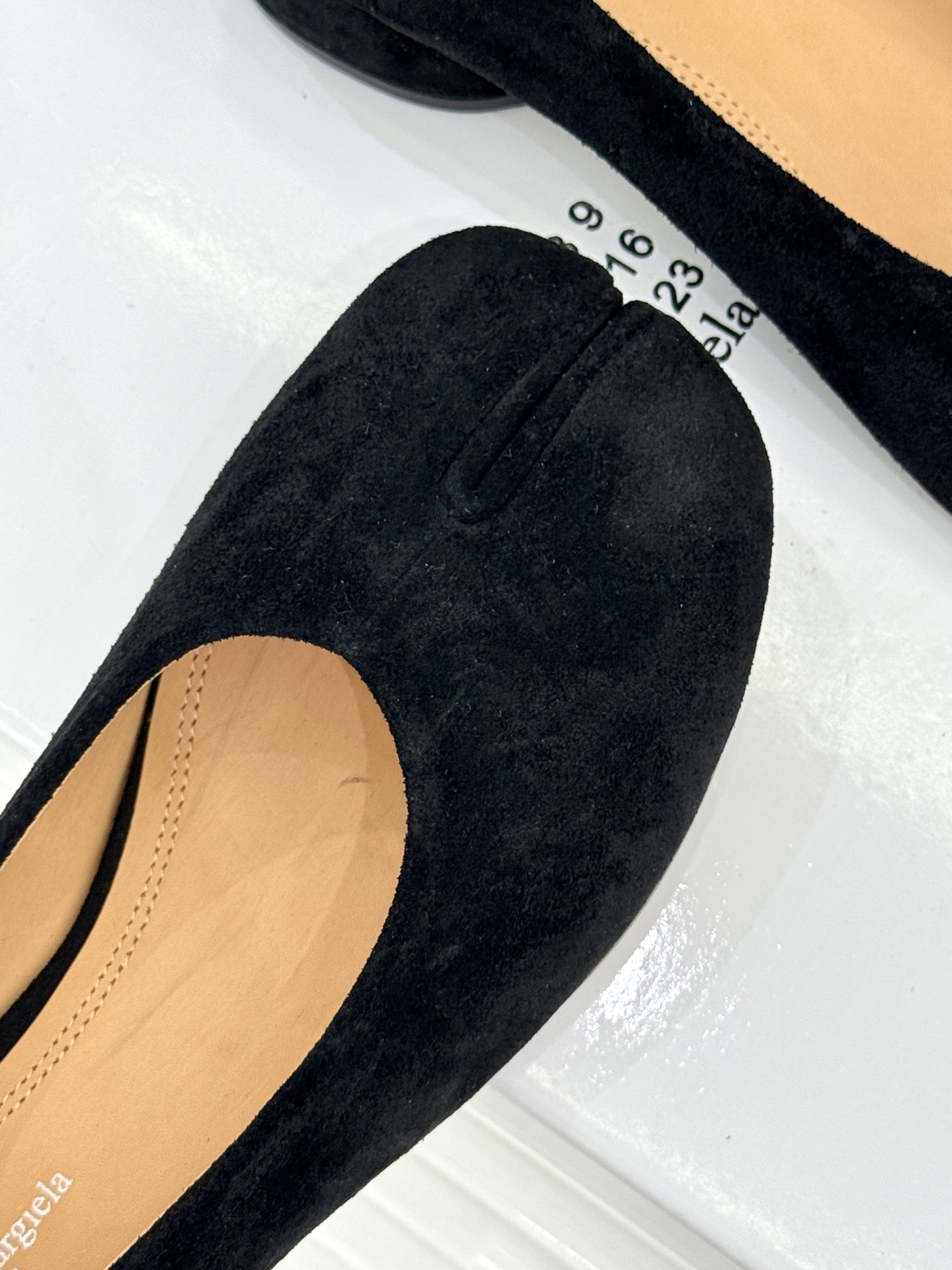 
MaisonMargiela｜MM6马吉拉
复古粗跟芭蕾舞鞋分趾鞋～
刻着“时髦”两字的猪蹄分趾鞋
这