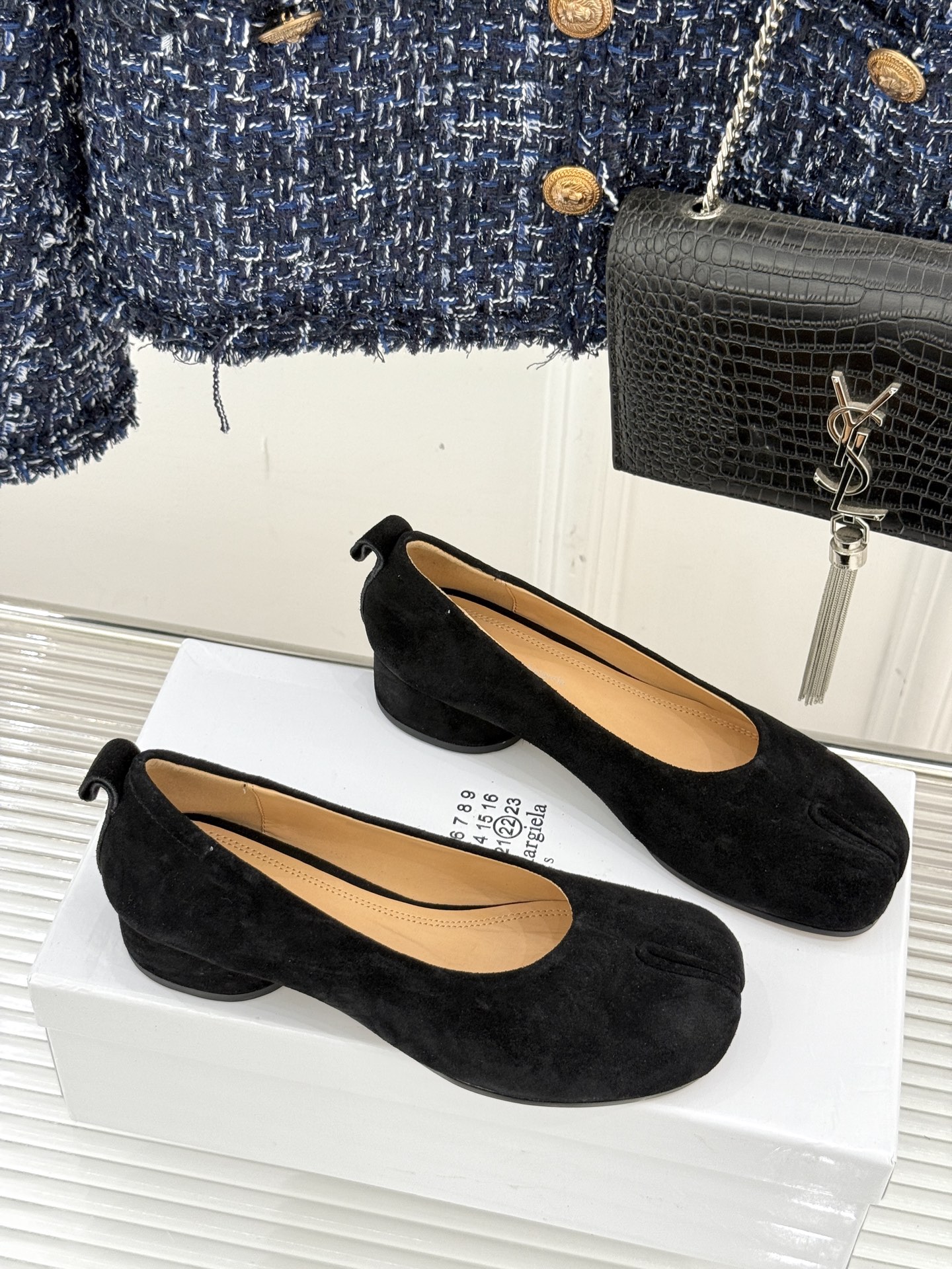 
MaisonMargiela｜MM6马吉拉
复古粗跟芭蕾舞鞋分趾鞋～
刻着“时髦”两字的猪蹄分趾鞋
这