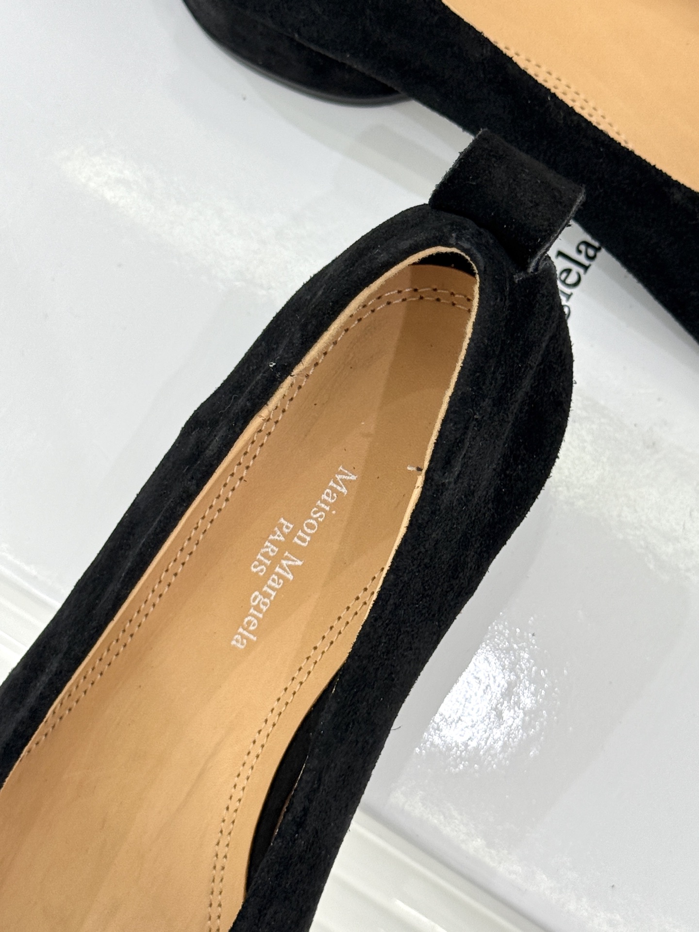 
MaisonMargiela｜MM6马吉拉
复古粗跟芭蕾舞鞋分趾鞋～
刻着“时髦”两字的猪蹄分趾鞋
这