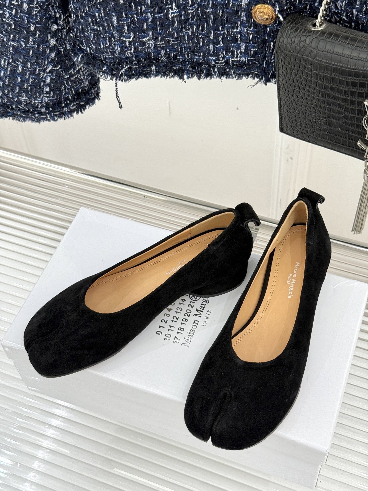 
MaisonMargiela｜MM6马吉拉
复古粗跟芭蕾舞鞋分趾鞋～
刻着“时髦”两字的猪蹄分趾鞋
这
