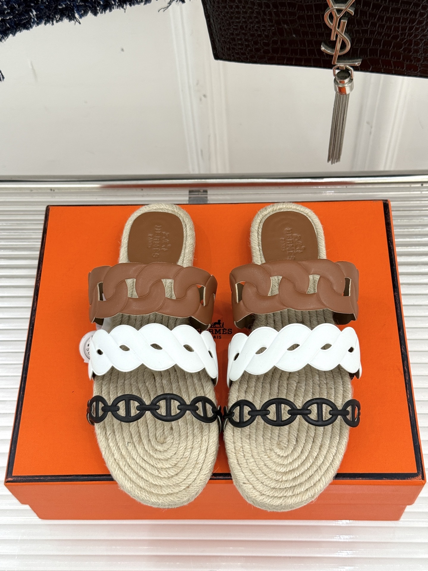 顶版(配原版飞机盒)
Hermès/爱马仕经典麻绳编制渔夫拖鞋
这双渔夫拖鞋 一眼就戳中我的心巴。
它