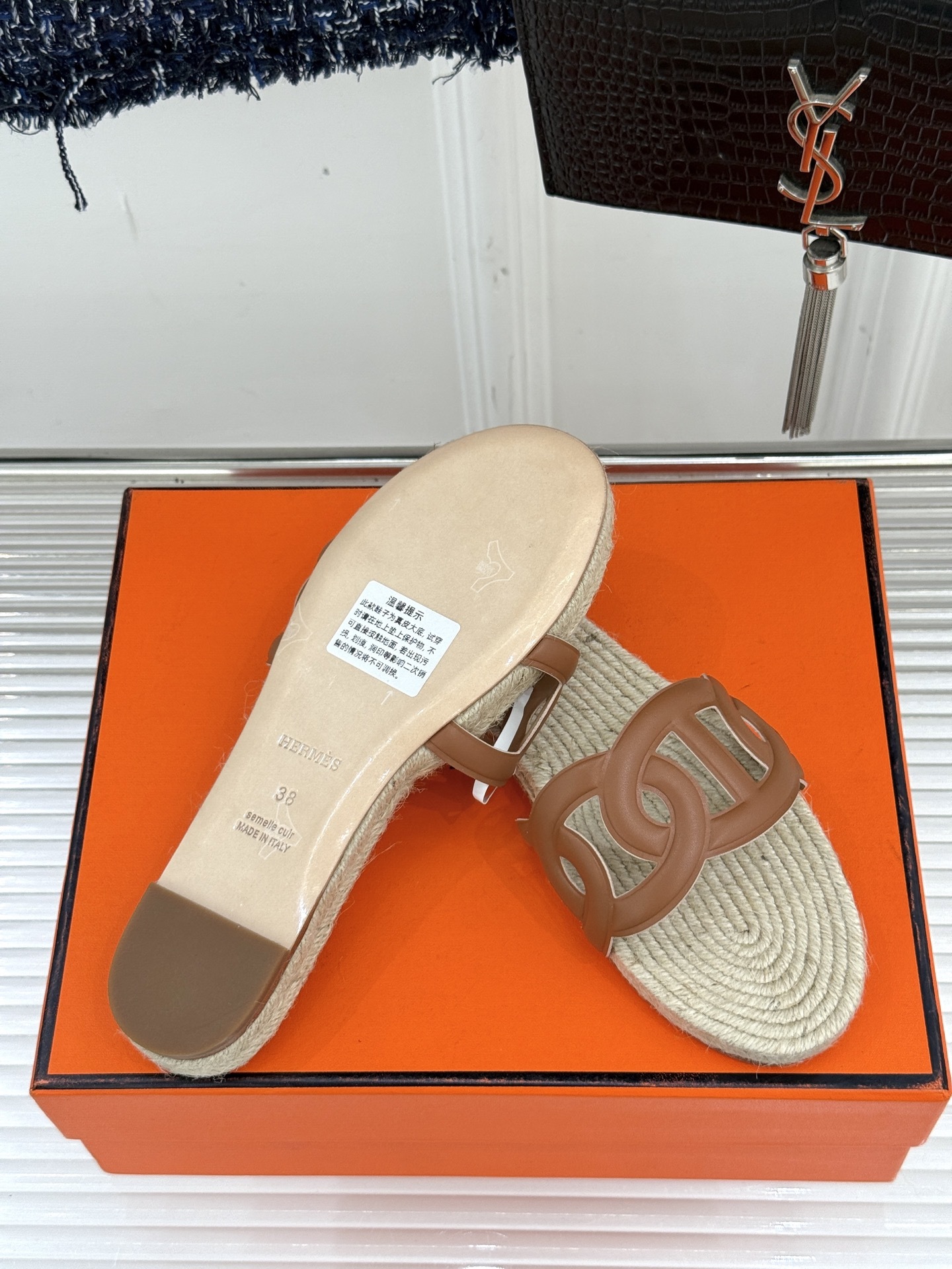 顶版(配原版飞机盒)
Hermès/爱马仕经典麻绳编制渔夫拖鞋
这双渔夫拖鞋 一眼就戳中我的心巴。
它