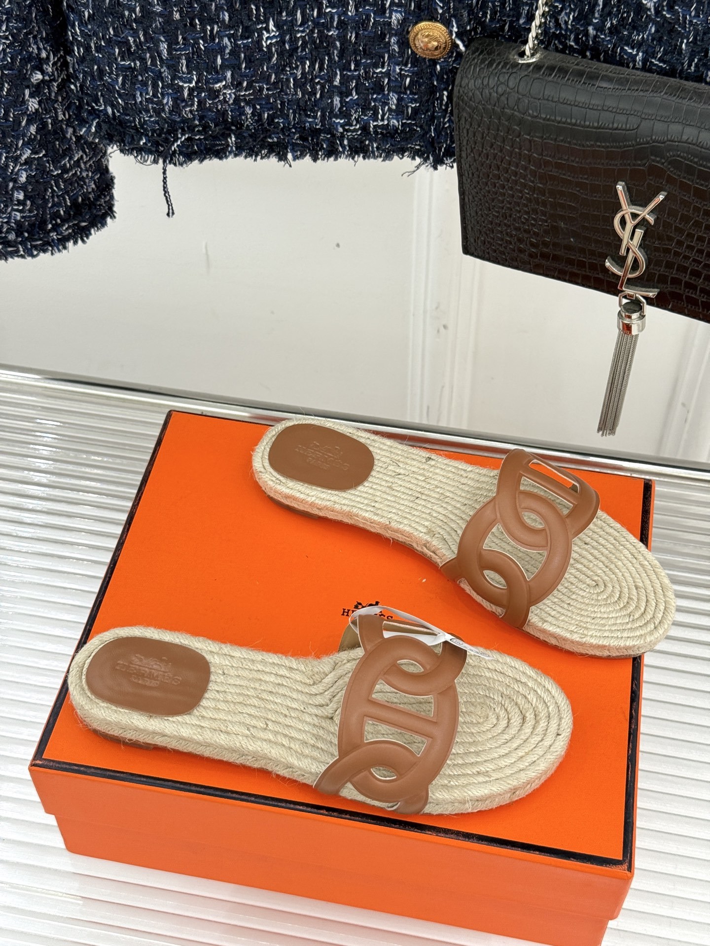 顶版(配原版飞机盒)
Hermès/爱马仕经典麻绳编制渔夫拖鞋
这双渔夫拖鞋 一眼就戳中我的心巴。
它