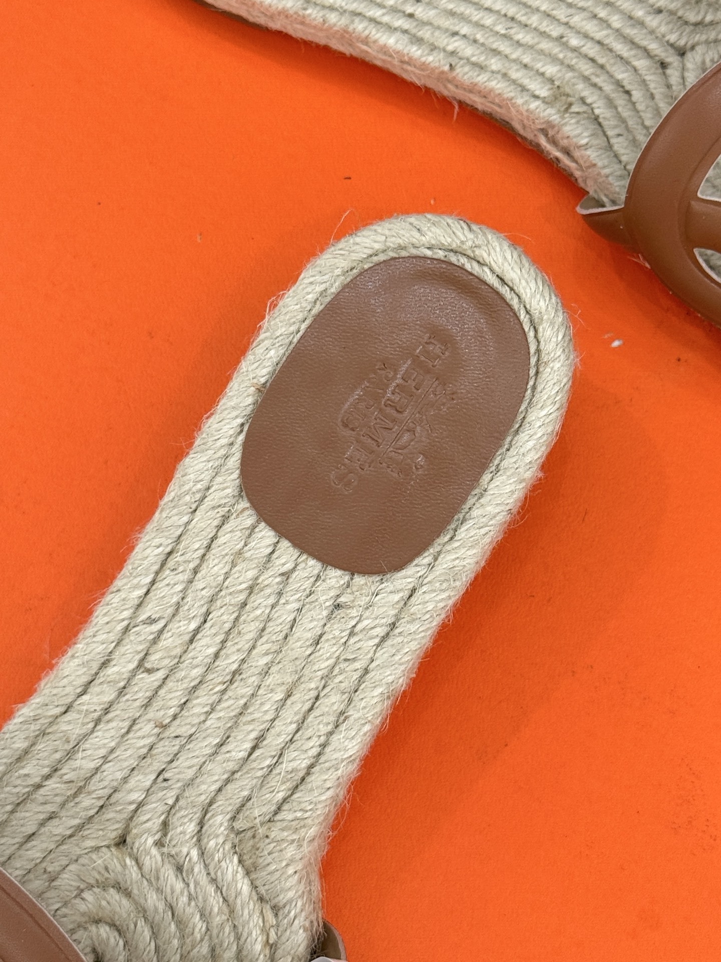 顶版(配原版飞机盒)
Hermès/爱马仕经典麻绳编制渔夫拖鞋
这双渔夫拖鞋 一眼就戳中我的心巴。
它