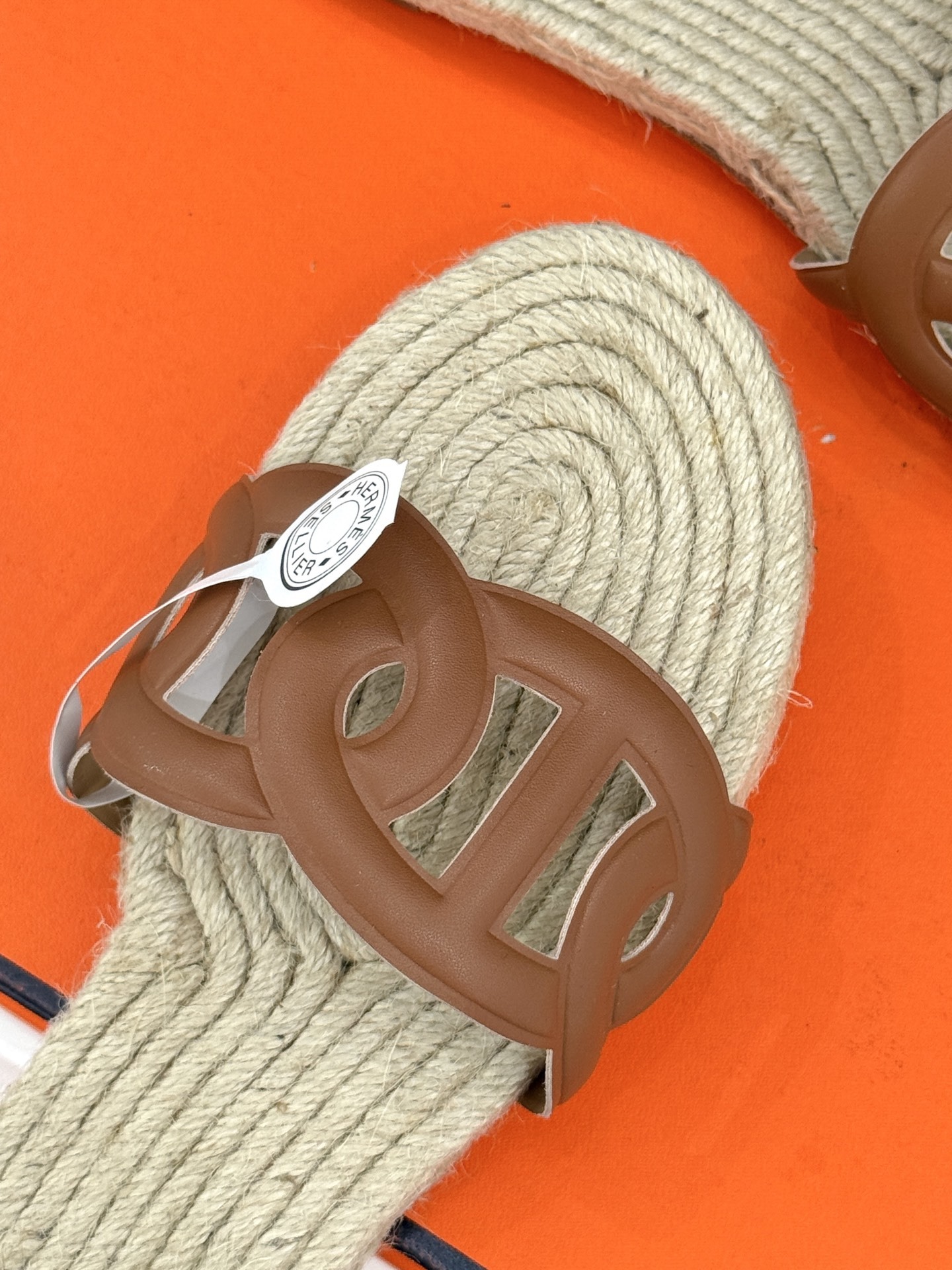 顶版(配原版飞机盒)
Hermès/爱马仕经典麻绳编制渔夫拖鞋
这双渔夫拖鞋 一眼就戳中我的心巴。
它