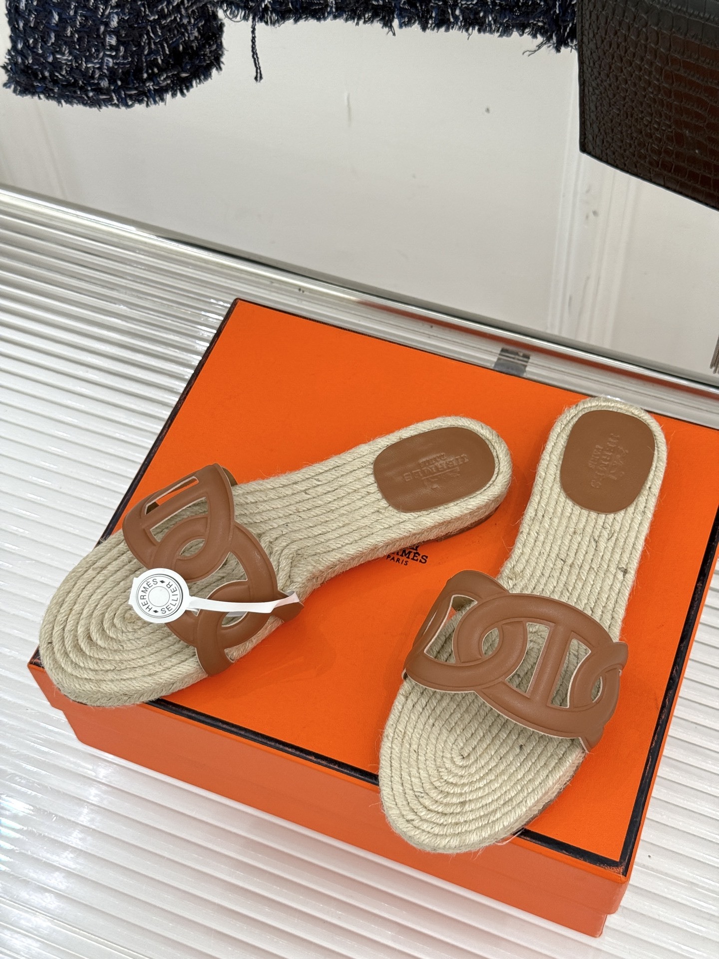 顶版(配原版飞机盒)
Hermès/爱马仕经典麻绳编制渔夫拖鞋
这双渔夫拖鞋 一眼就戳中我的心巴。
它