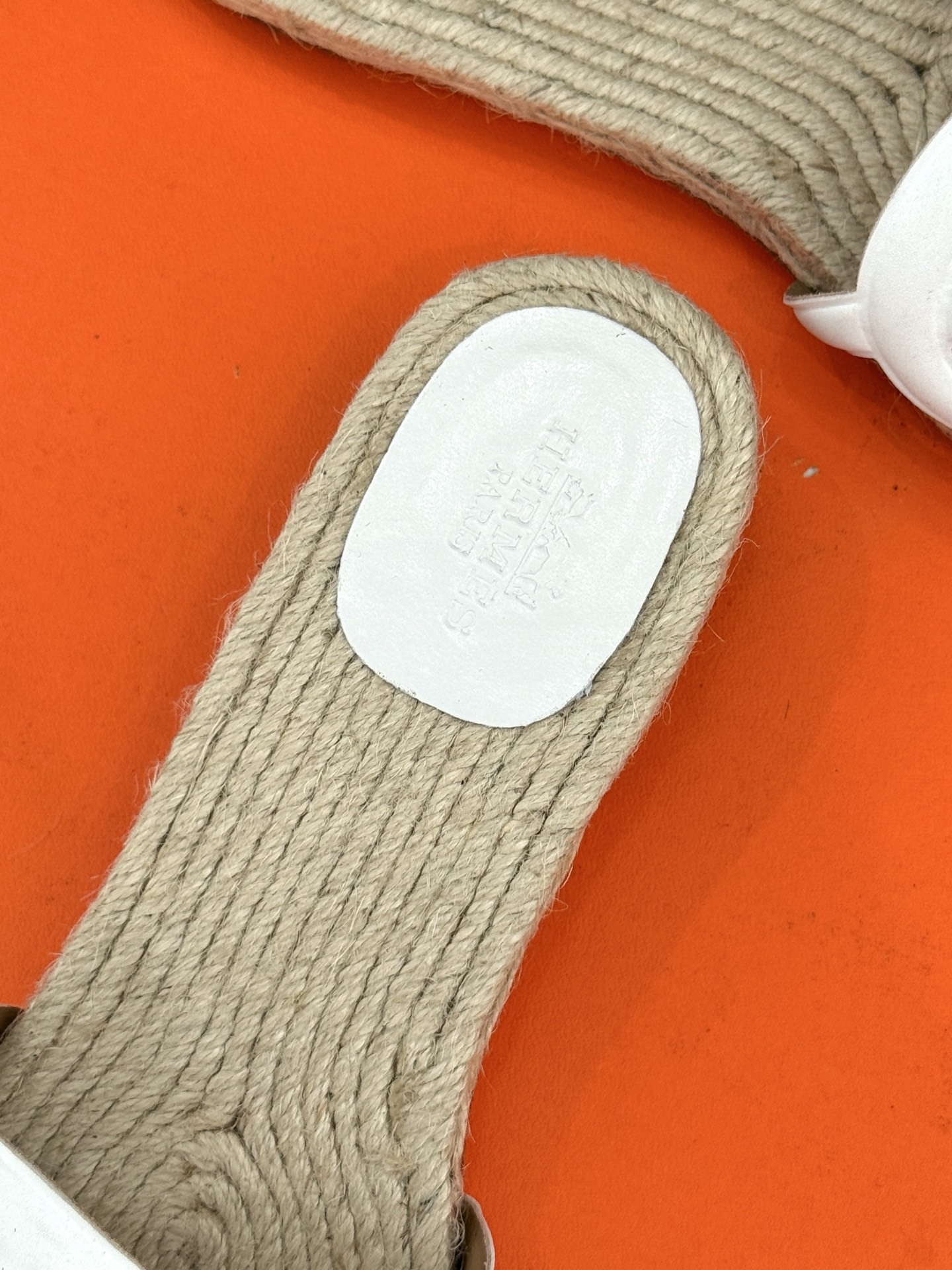 顶版(配原版飞机盒)
Hermès/爱马仕经典麻绳编制渔夫拖鞋
这双渔夫拖鞋 一眼就戳中我的心巴。
它