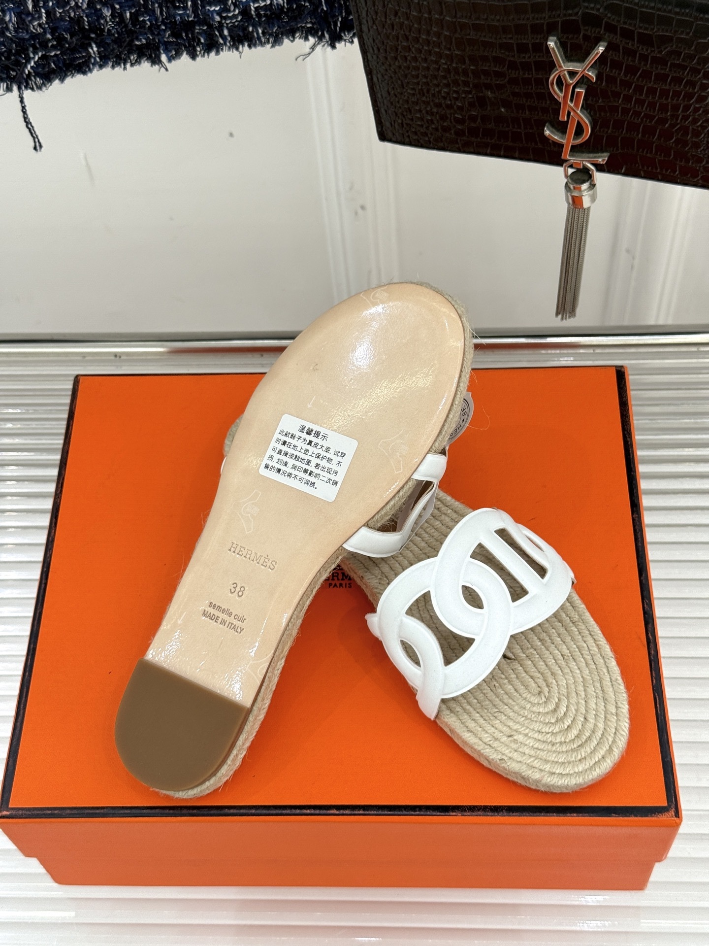 顶版(配原版飞机盒)
Hermès/爱马仕经典麻绳编制渔夫拖鞋
这双渔夫拖鞋 一眼就戳中我的心巴。
它