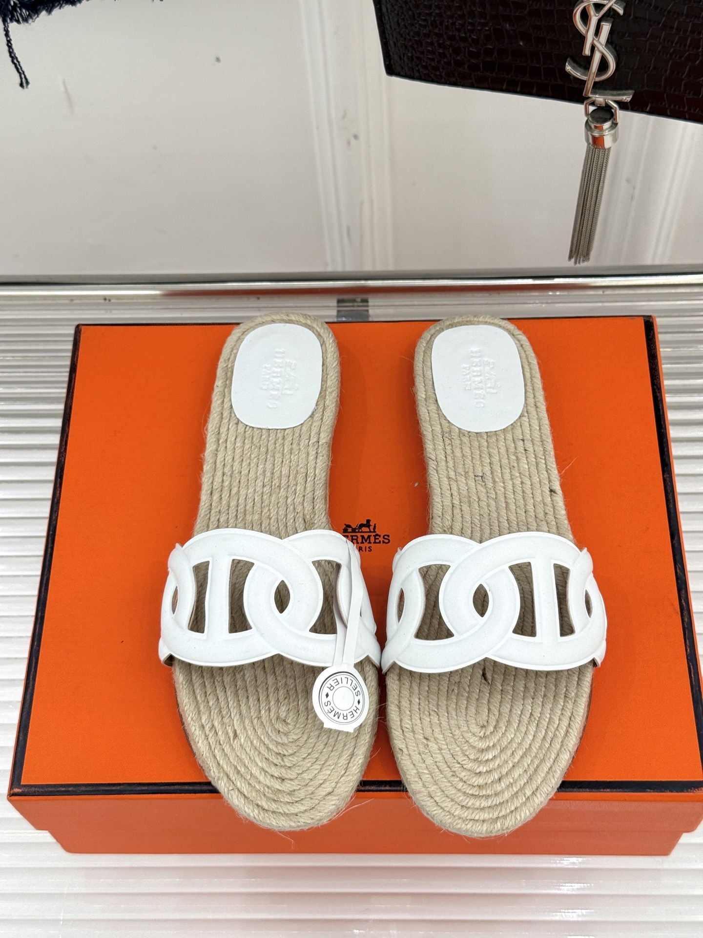 顶版(配原版飞机盒)
Hermès/爱马仕经典麻绳编制渔夫拖鞋
这双渔夫拖鞋 一眼就戳中我的心巴。
它