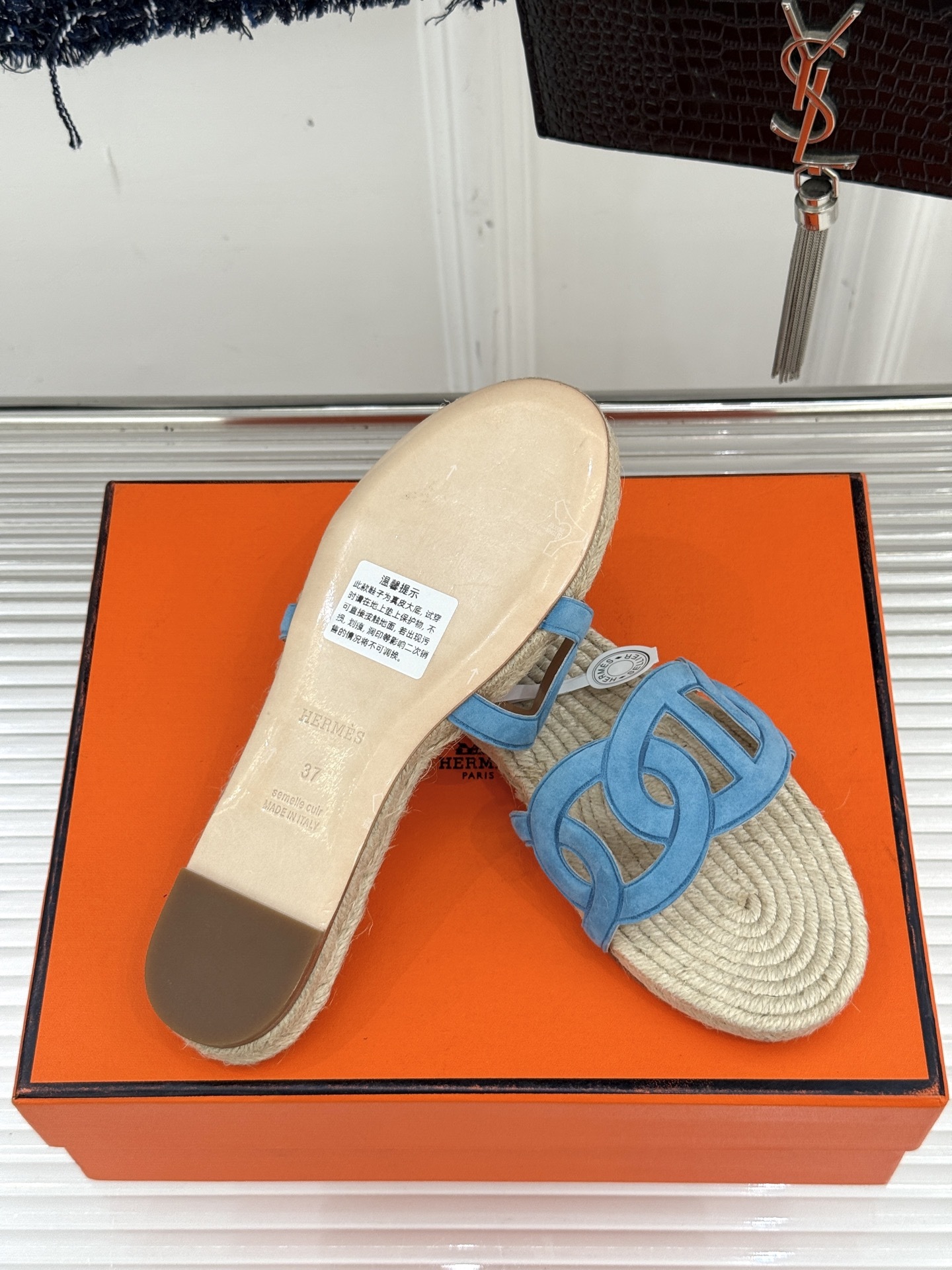 顶版(配原版飞机盒)
Hermès/爱马仕经典麻绳编制渔夫拖鞋
这双渔夫拖鞋 一眼就戳中我的心巴。
它