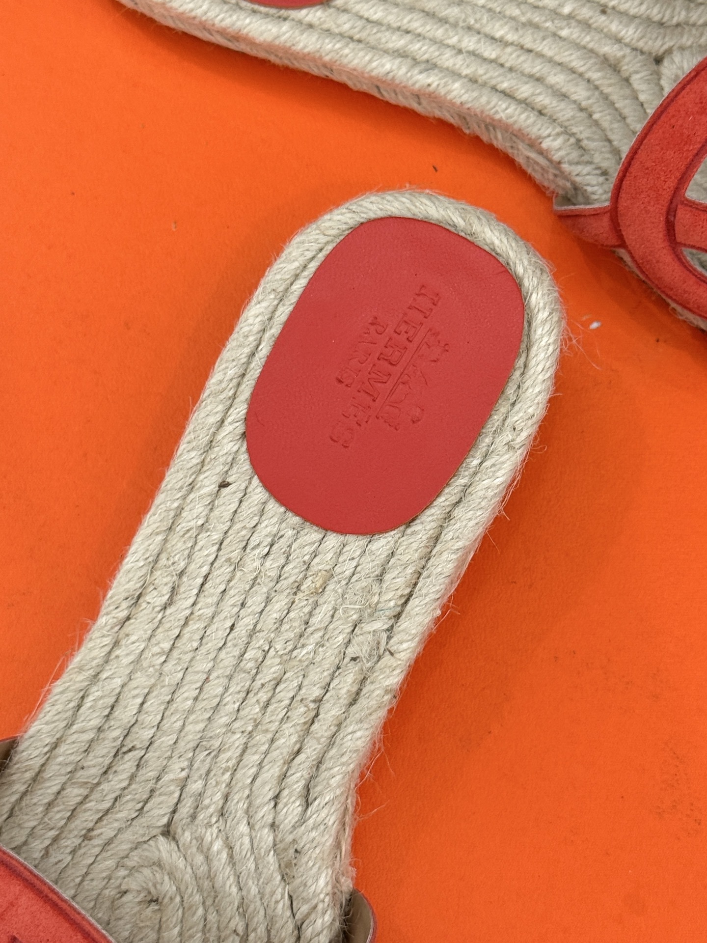 顶版(配原版飞机盒)
Hermès/爱马仕经典麻绳编制渔夫拖鞋
这双渔夫拖鞋 一眼就戳中我的心巴。
它