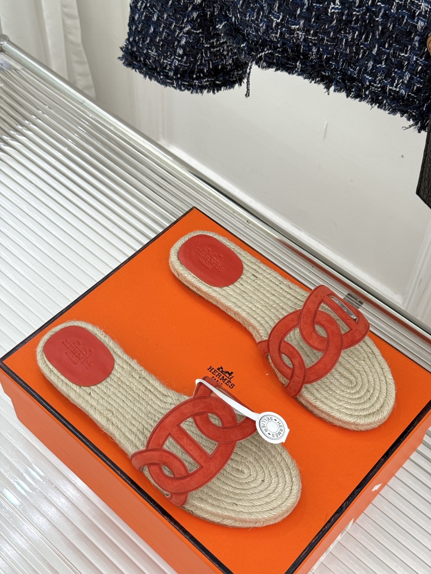 顶版(配原版飞机盒)
Hermès/爱马仕经典麻绳编制渔夫拖鞋
这双渔夫拖鞋 一眼就戳中我的心巴。
它