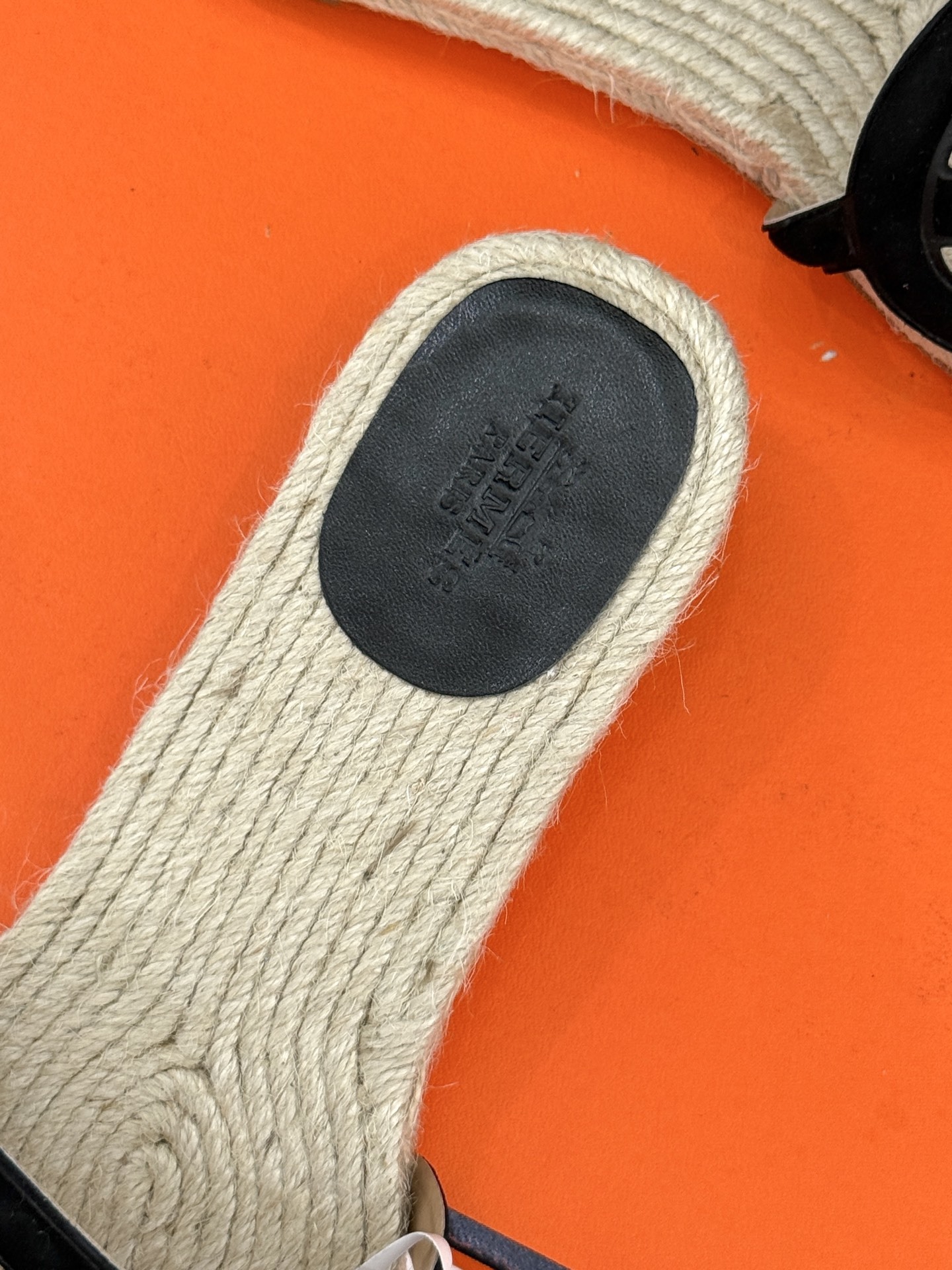 顶版(配原版飞机盒)
Hermès/爱马仕经典麻绳编制渔夫拖鞋
这双渔夫拖鞋 一眼就戳中我的心巴。
它