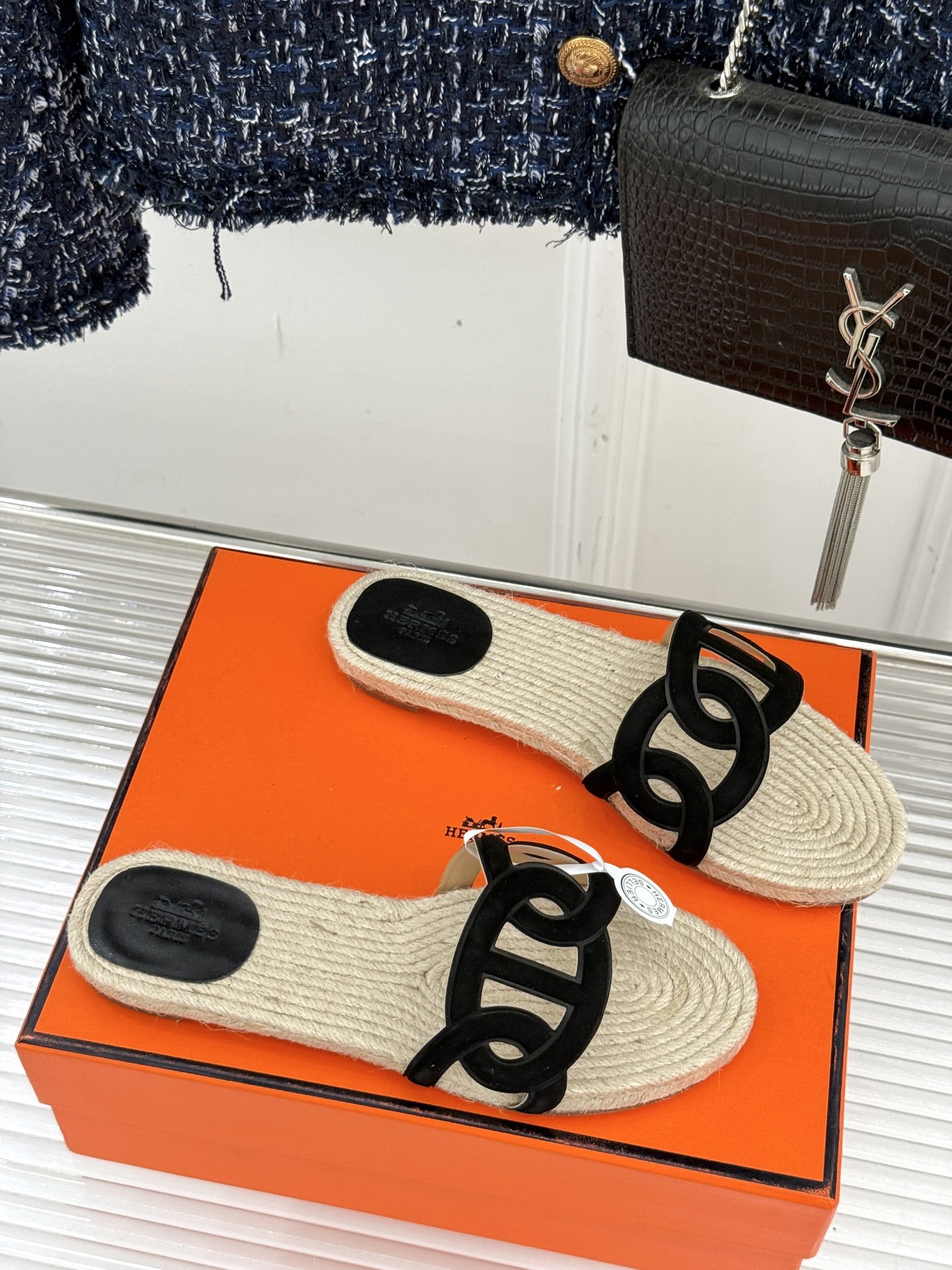顶版(配原版飞机盒)
Hermès/爱马仕经典麻绳编制渔夫拖鞋
这双渔夫拖鞋 一眼就戳中我的心巴。
它