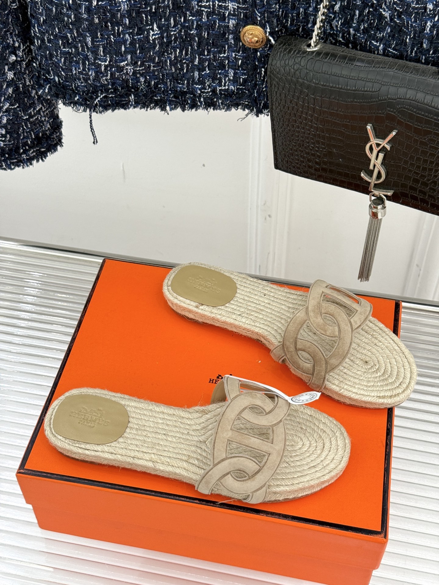 顶版(配原版飞机盒)
Hermès/爱马仕经典麻绳编制渔夫拖鞋
这双渔夫拖鞋 一眼就戳中我的心巴。
它