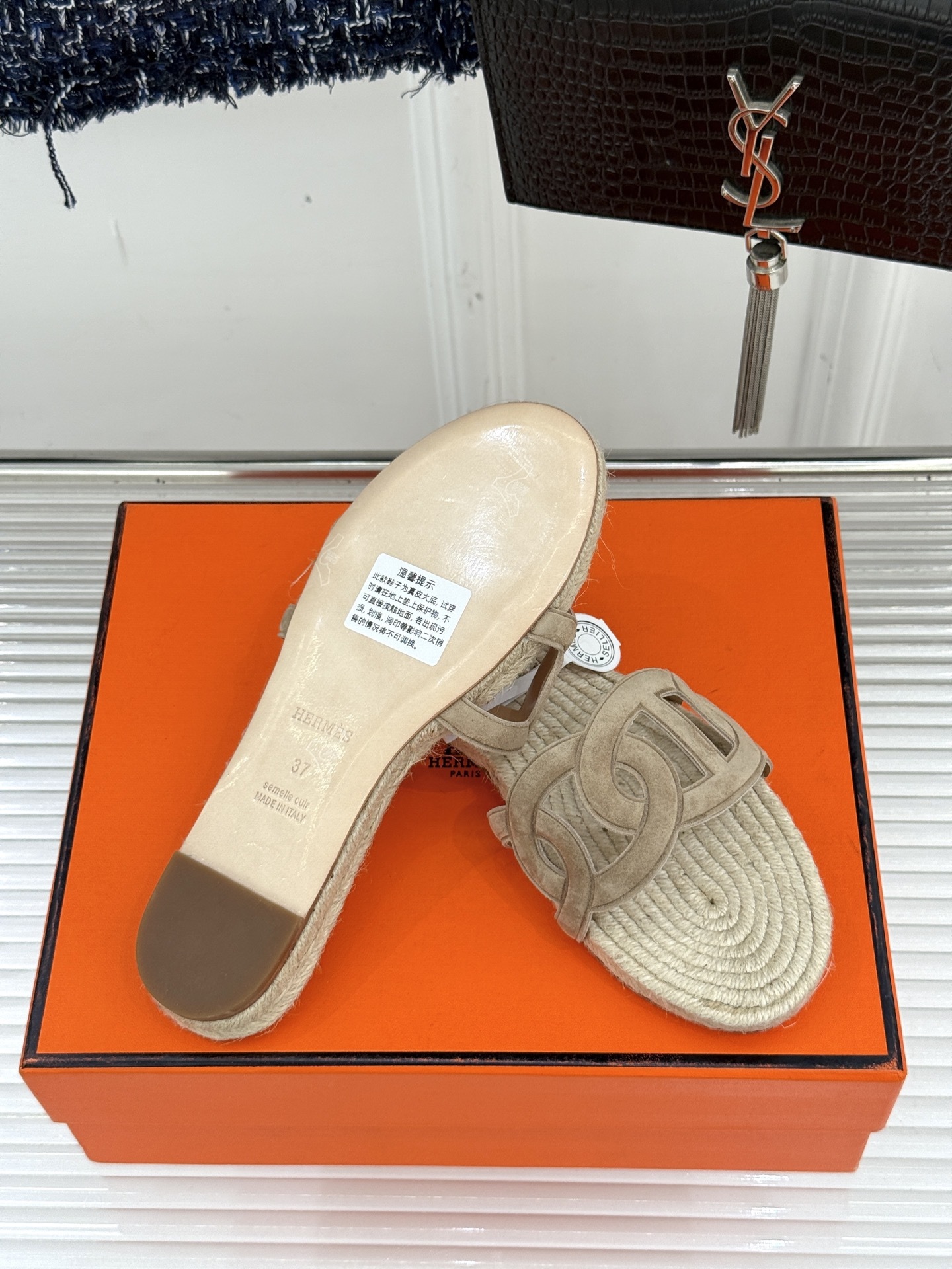 顶版(配原版飞机盒)
Hermès/爱马仕经典麻绳编制渔夫拖鞋
这双渔夫拖鞋 一眼就戳中我的心巴。
它
