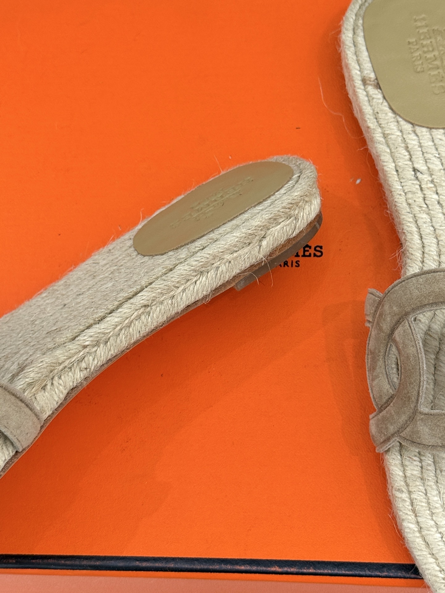顶版(配原版飞机盒)
Hermès/爱马仕经典麻绳编制渔夫拖鞋
这双渔夫拖鞋 一眼就戳中我的心巴。
它