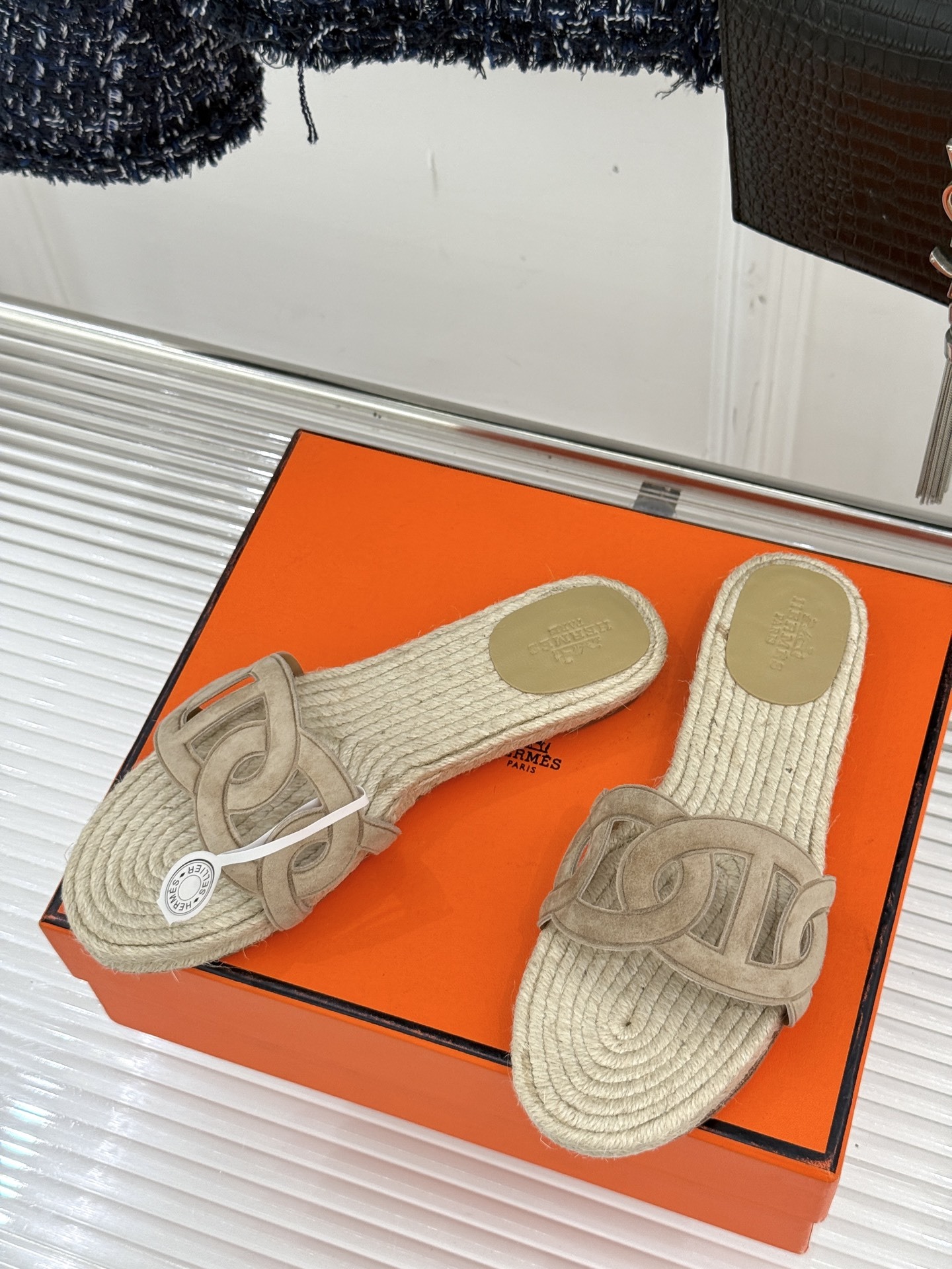 顶版(配原版飞机盒)
Hermès/爱马仕经典麻绳编制渔夫拖鞋
这双渔夫拖鞋 一眼就戳中我的心巴。
它